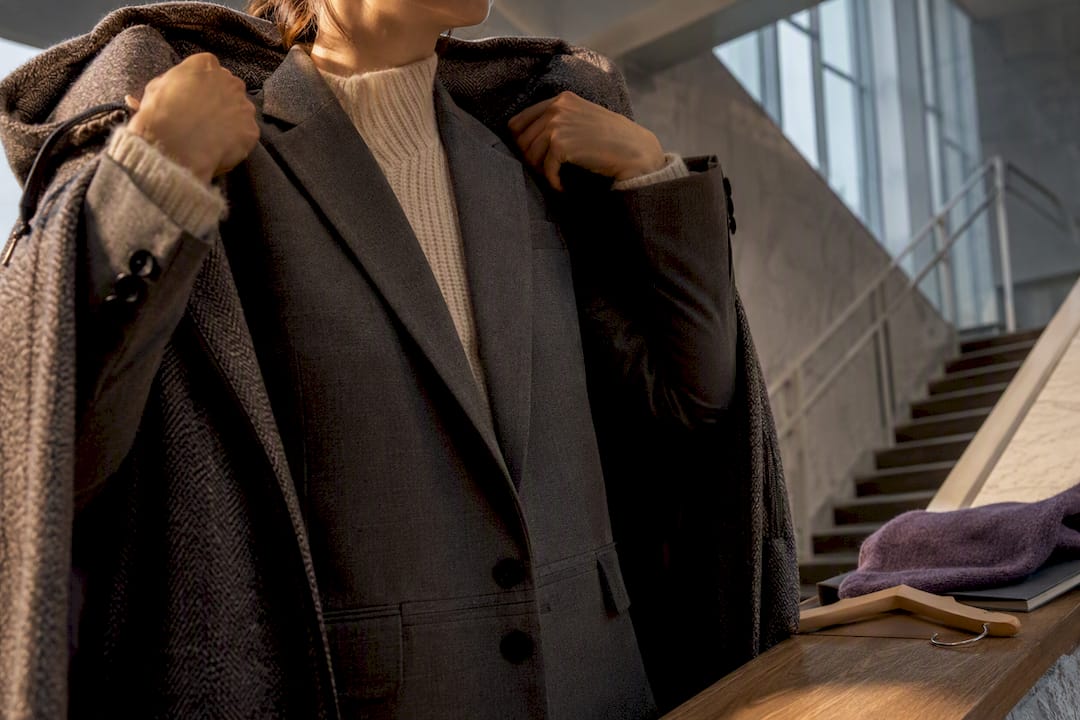 Unauffällige Kleidungsschichten unter einer Winterjacke