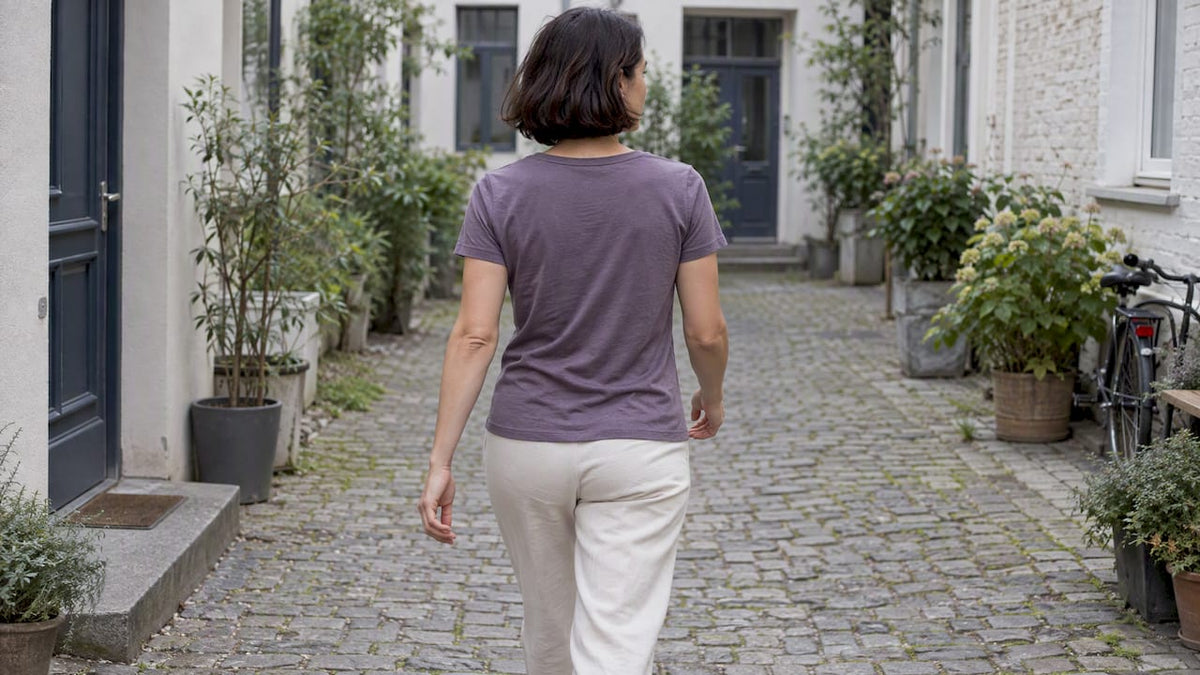 Frau trägt ein Merino-T-Shirt im Innenhof