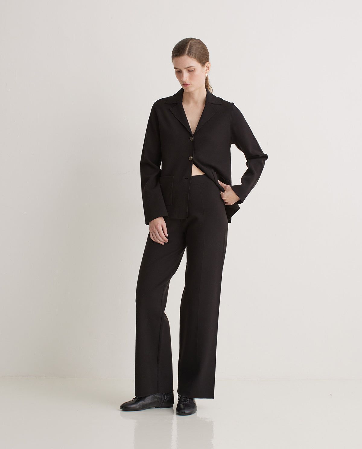 Zeitloser Blazer schwarz Ganzkörperbild | myloook Fair Fashion