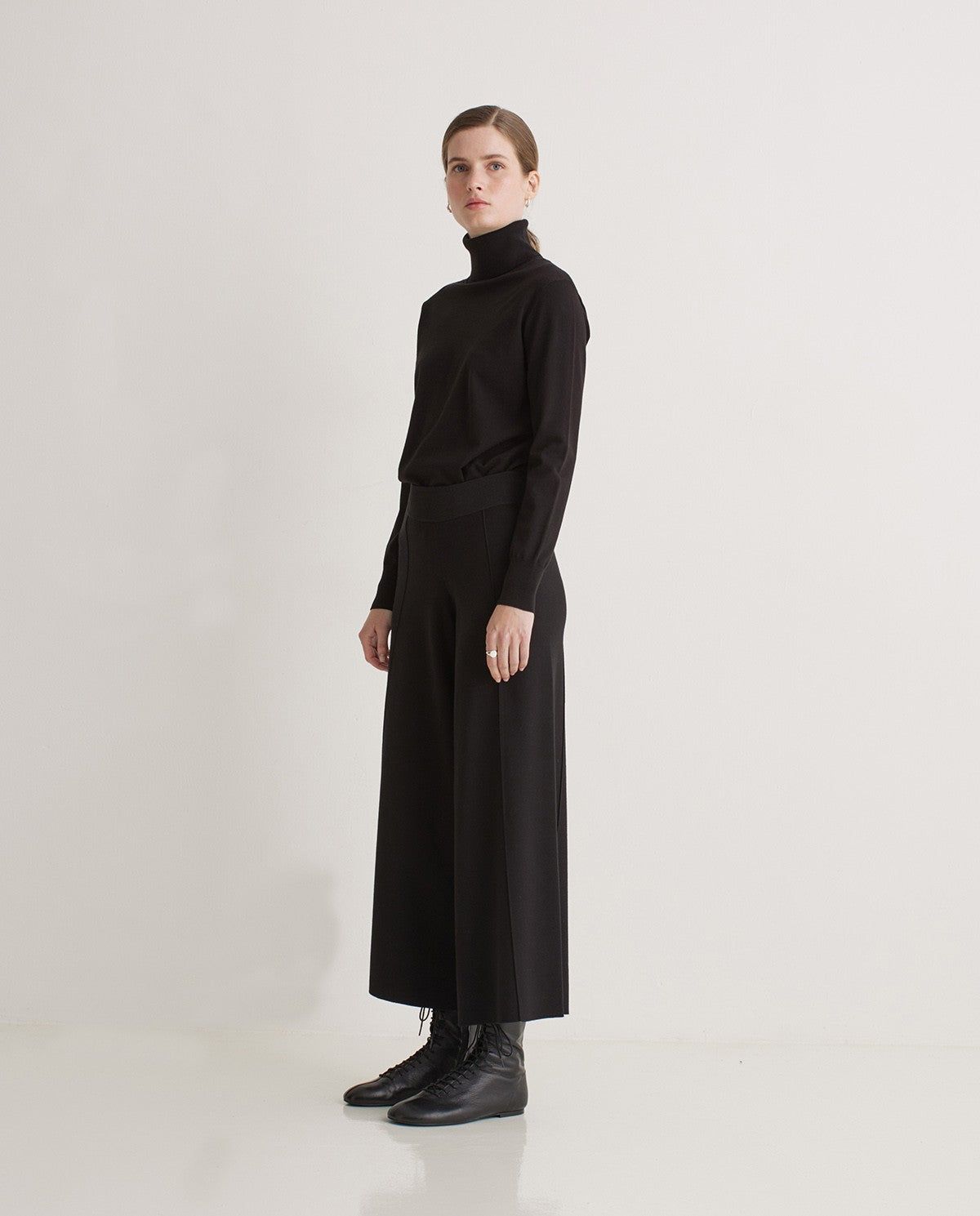 Culotte aus Viskose kombiniert mit Rollkragenpullover | myloook Fair Fashion