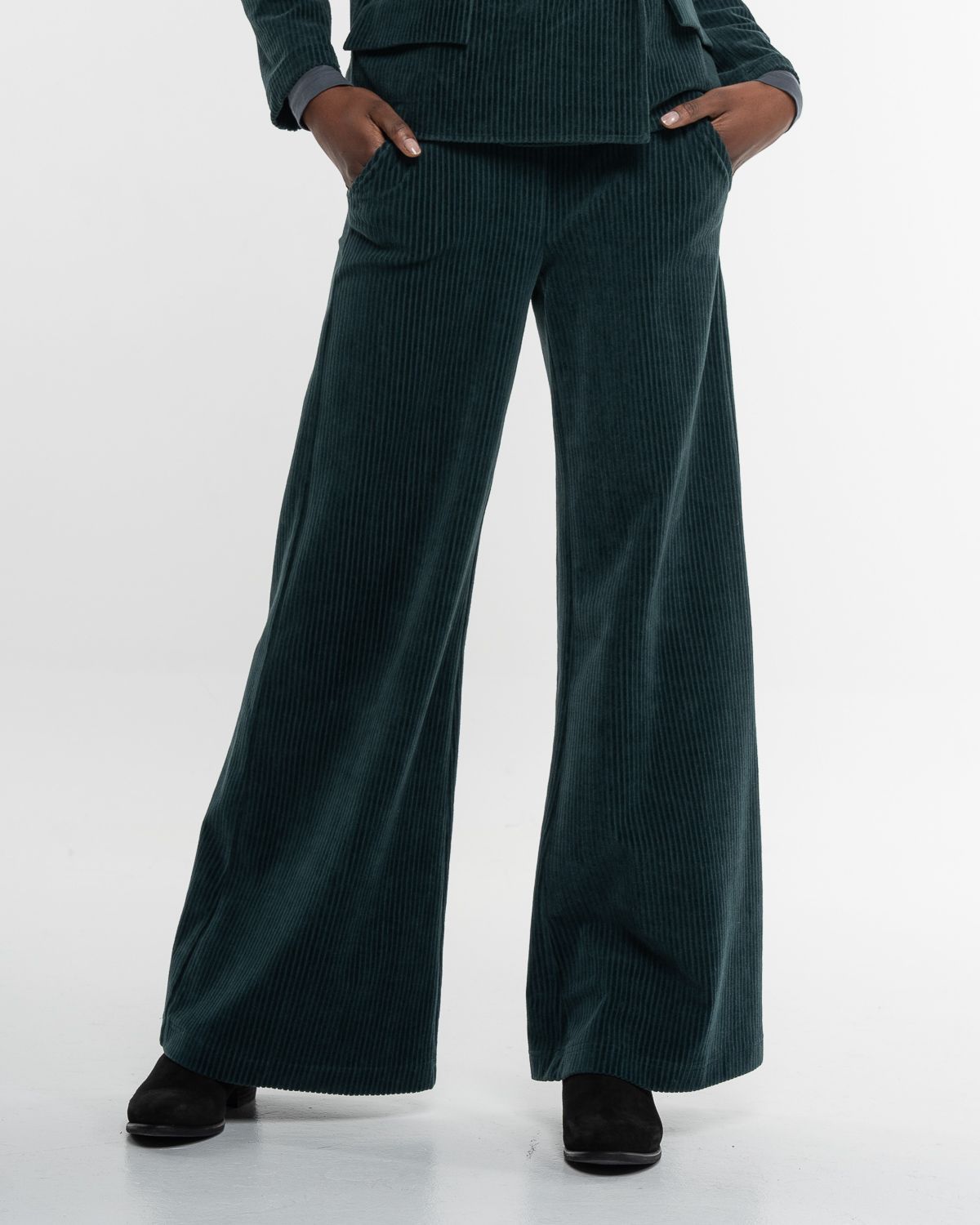 Cord Marlene Hose – Weite Bio-Baumwollhose von Alma & Lovis – Ansicht von hinten in Dark Green #farbe_dark green