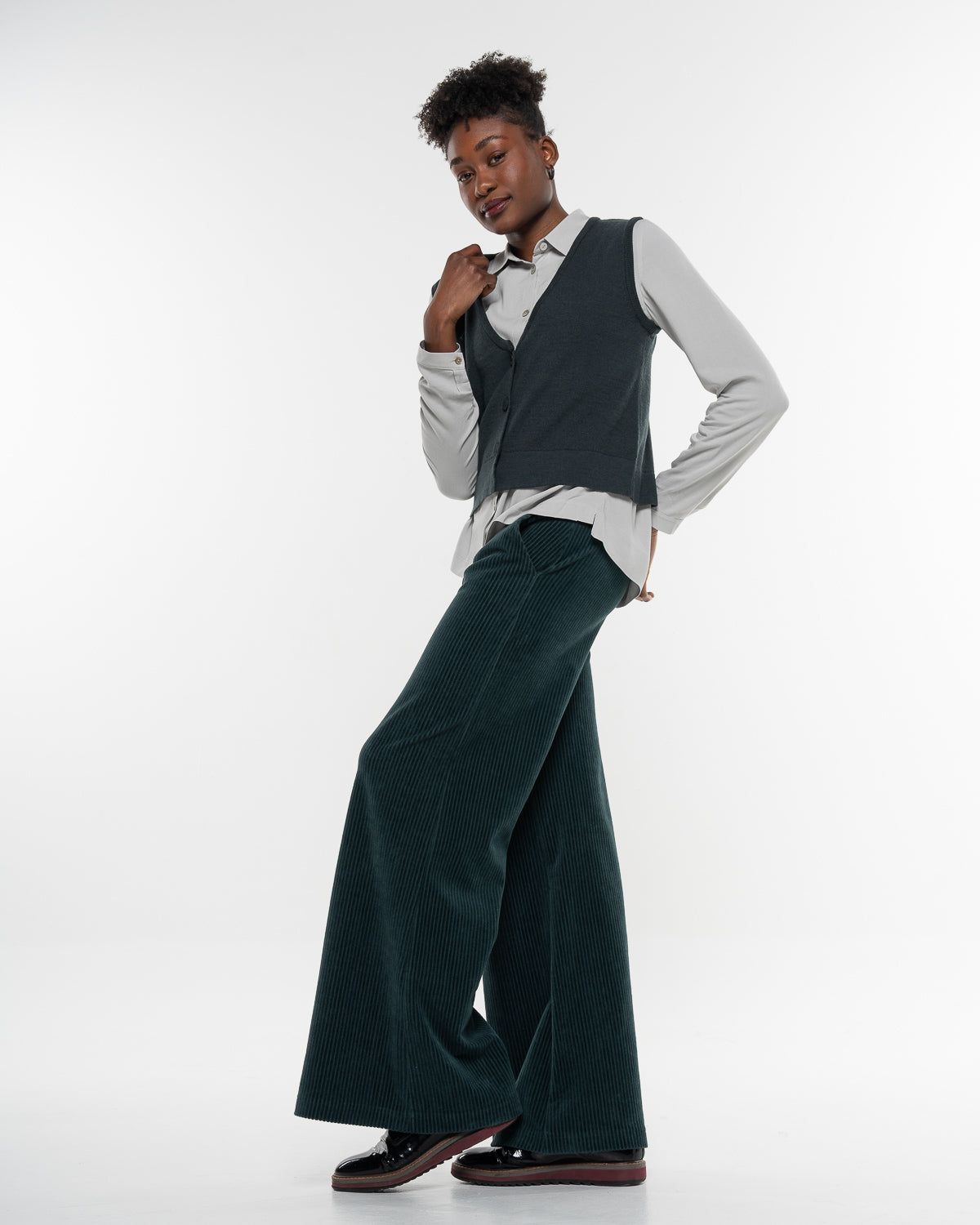 Cord Marlene Hose – Weite Bio-Baumwollhose von Alma & Lovis in Dark Green – Detailansicht #farbe_dark green