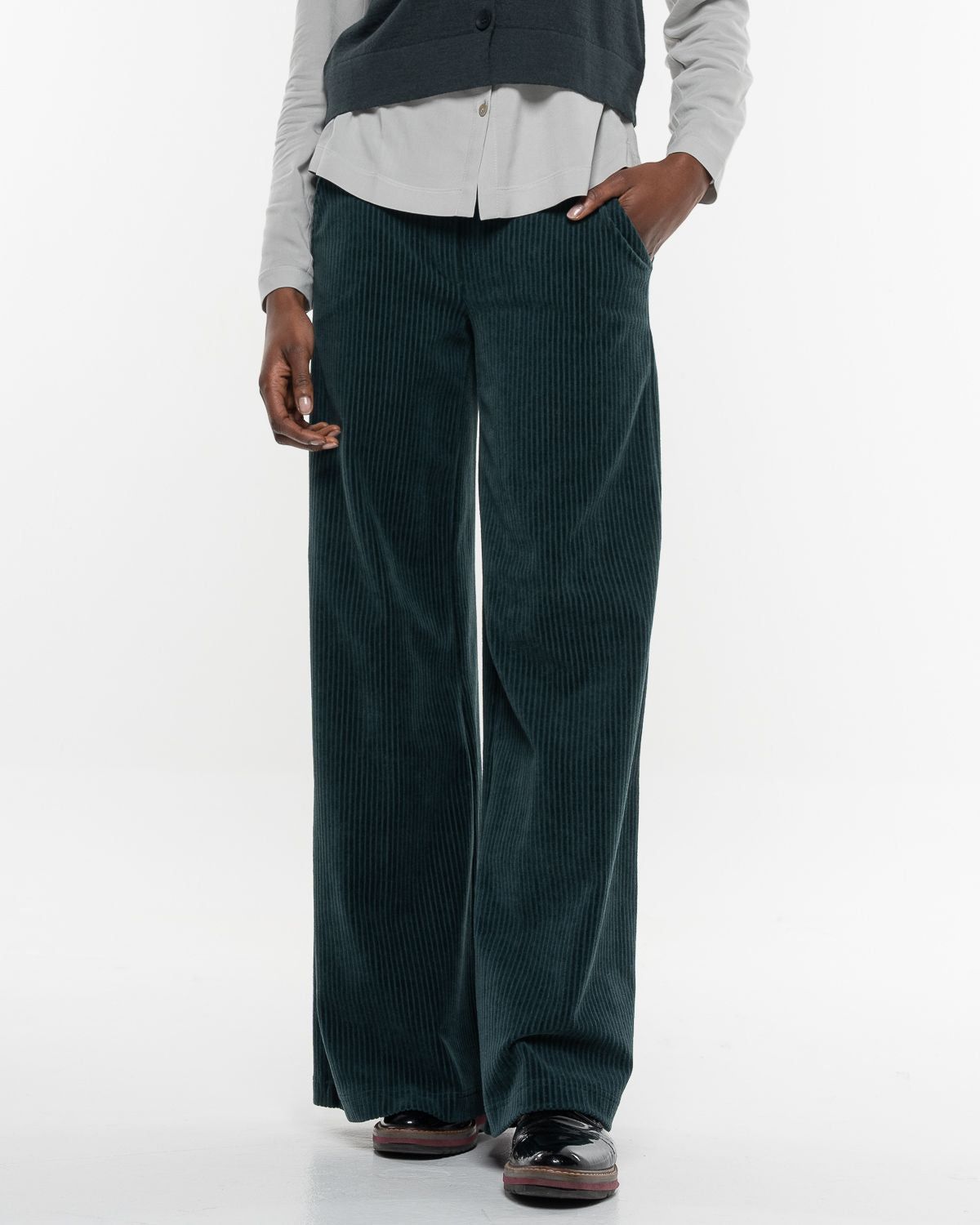 Cord Marlene Hose – Weite Bio-Baumwollhose von Alma & Lovis in Dark Green – Seitenansicht myloook #farbe_dark green