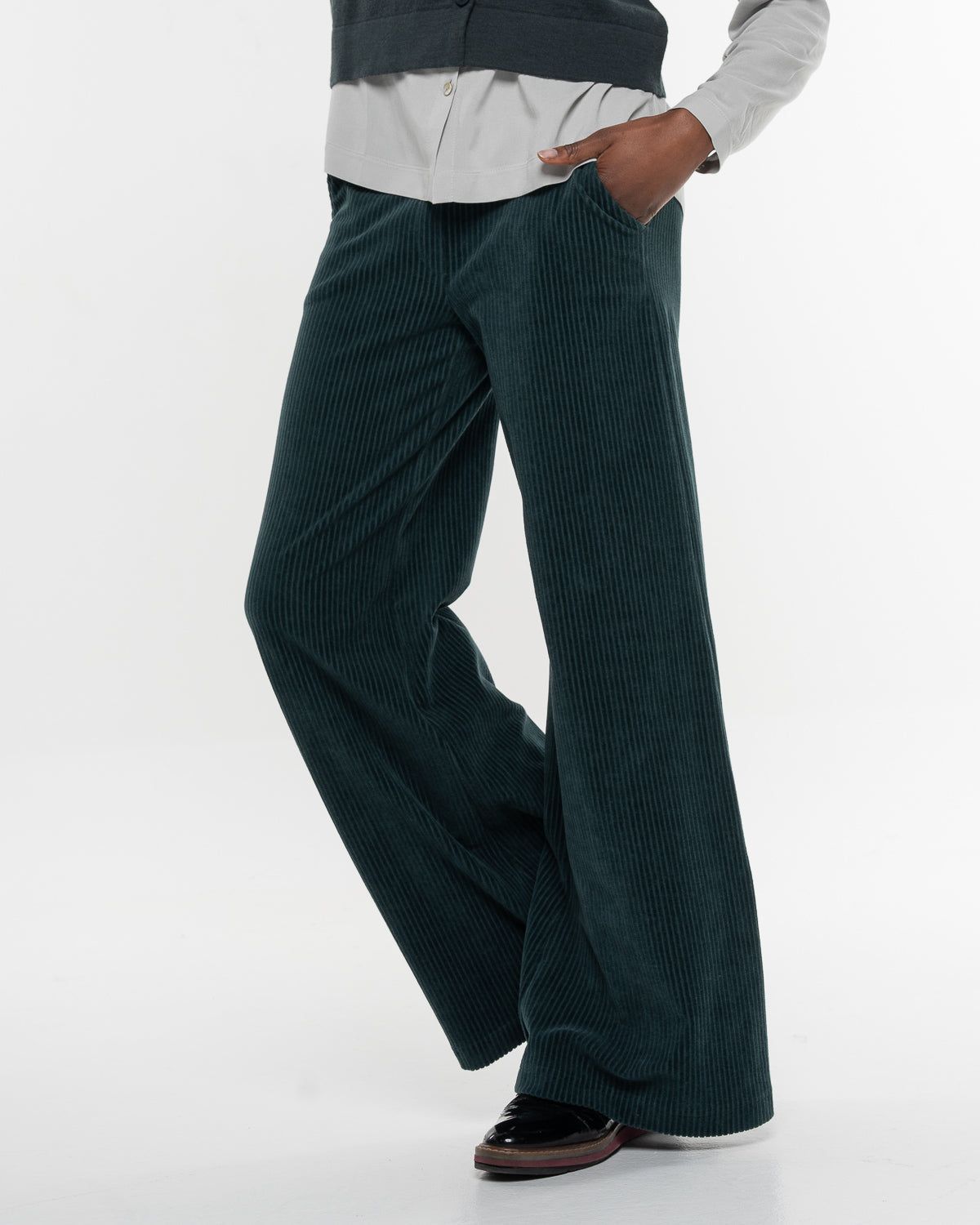 Cord Marlene Hose – Weite Bio-Baumwollhose von Alma & Lovis – Vorderansicht in Dark Green myloook #farbe_dark green