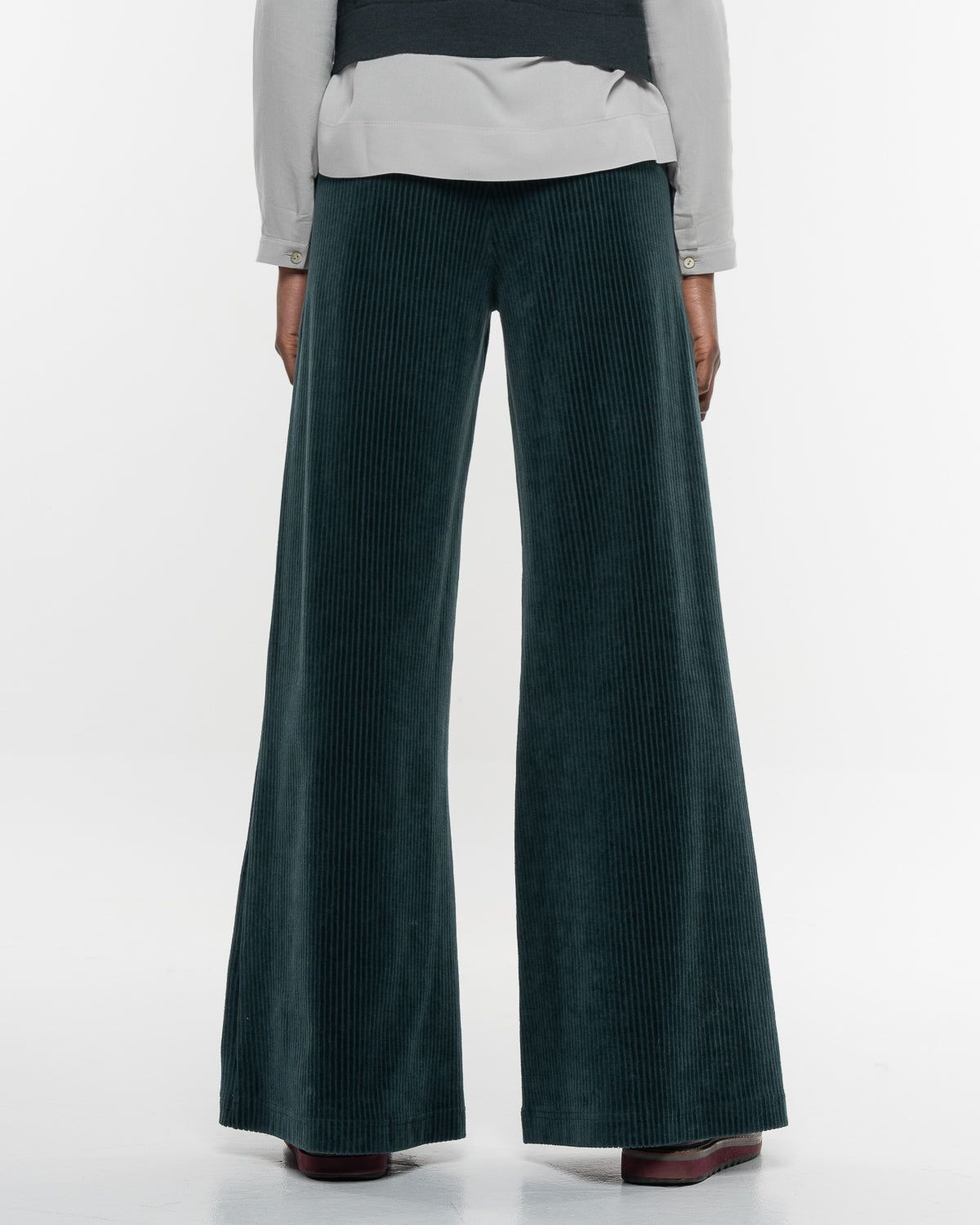 Cord Marlene Hose – Weite Bio-Baumwollhose von Alma & Lovis in Dark Green – Frontansicht #farbe_dark green