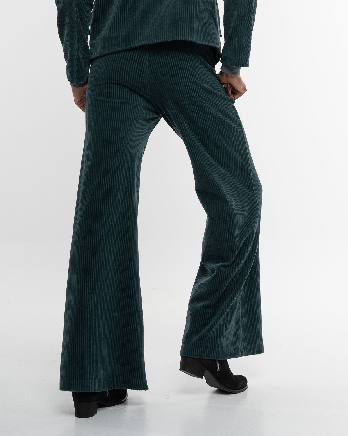 Cord Marlene Hose – Weite Bio-Baumwollhose von Alma & Lovis in Dark Green – Nahaufnahme myloook #farbe_dark green
