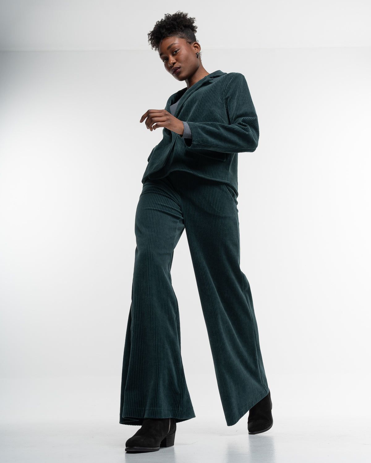 Cord Marlene Hose – Weite Bio-Baumwollhose von Alma & Lovis in Dark Green – Detailansicht Verarbeitung #farbe_dark green