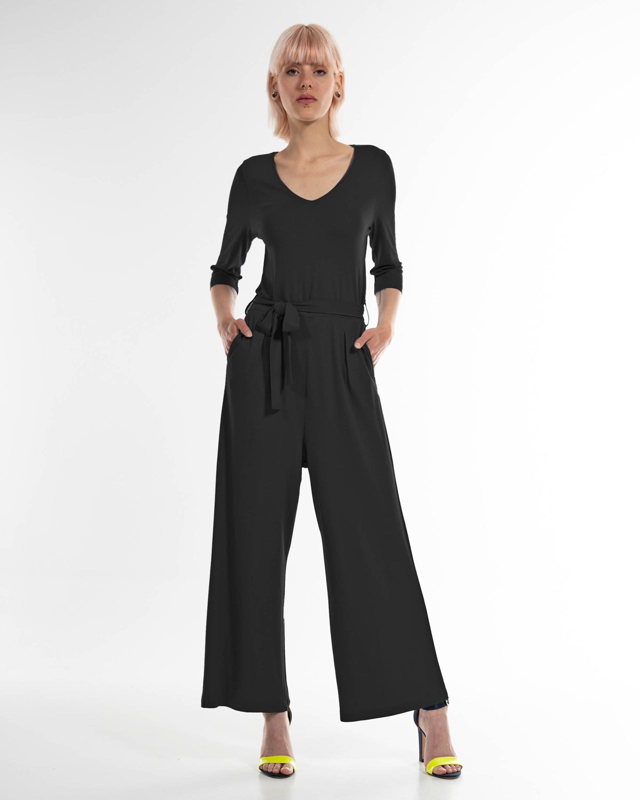 Piqué Jumpsuit – Ansicht von vorne in Schwarz #farbe_schwarz