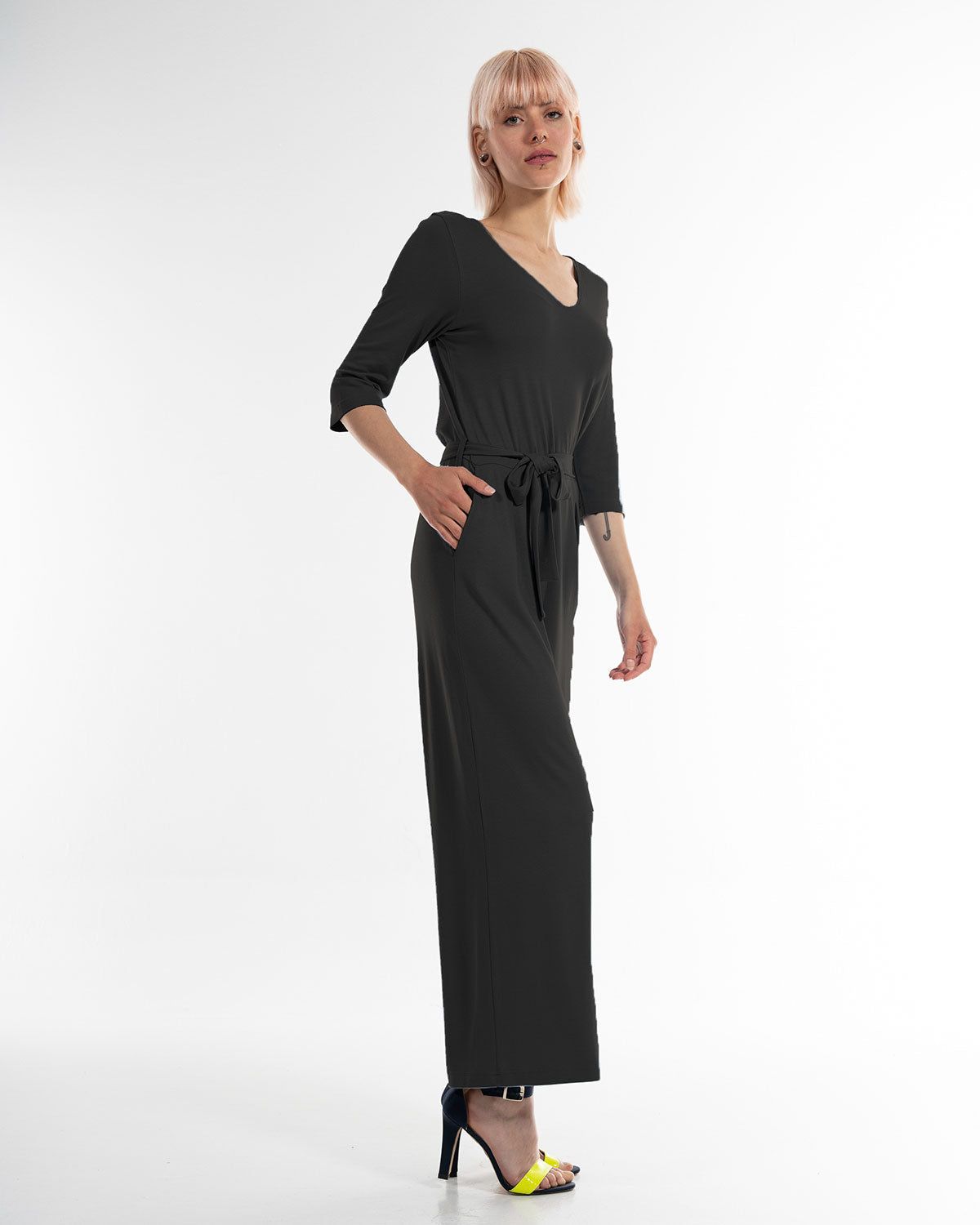 Piqué Jumpsuit in Schwarz – Halbnahaufnahme #farbe_schwarz