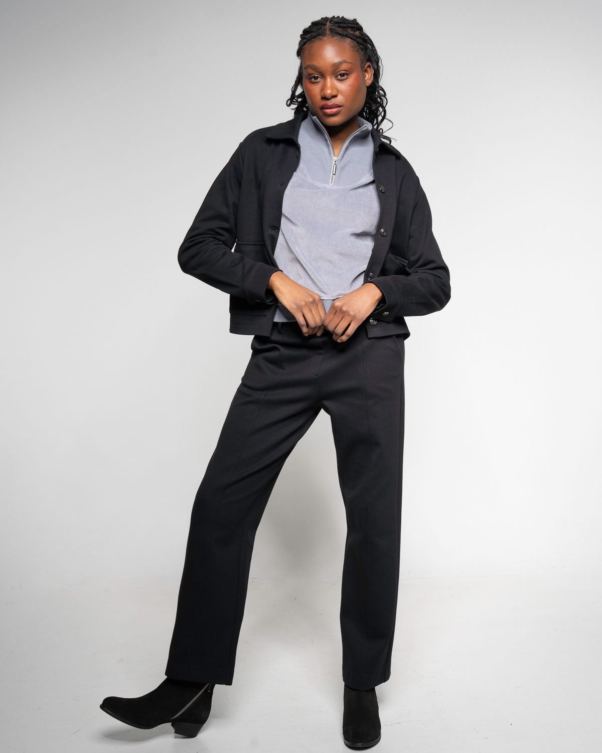 Gabardine Hose in Raven – Nahaufnahme #farbe_raven