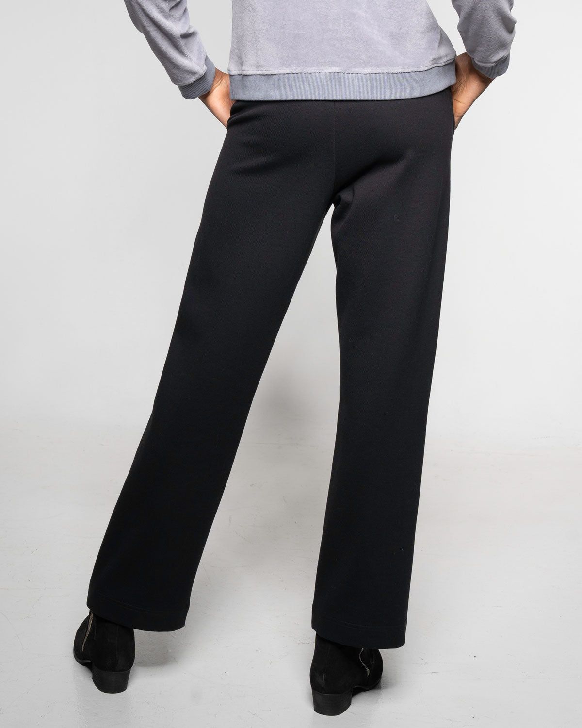 Gabardine Hose in Raven – Detailansicht Verarbeitung #farbe_raven