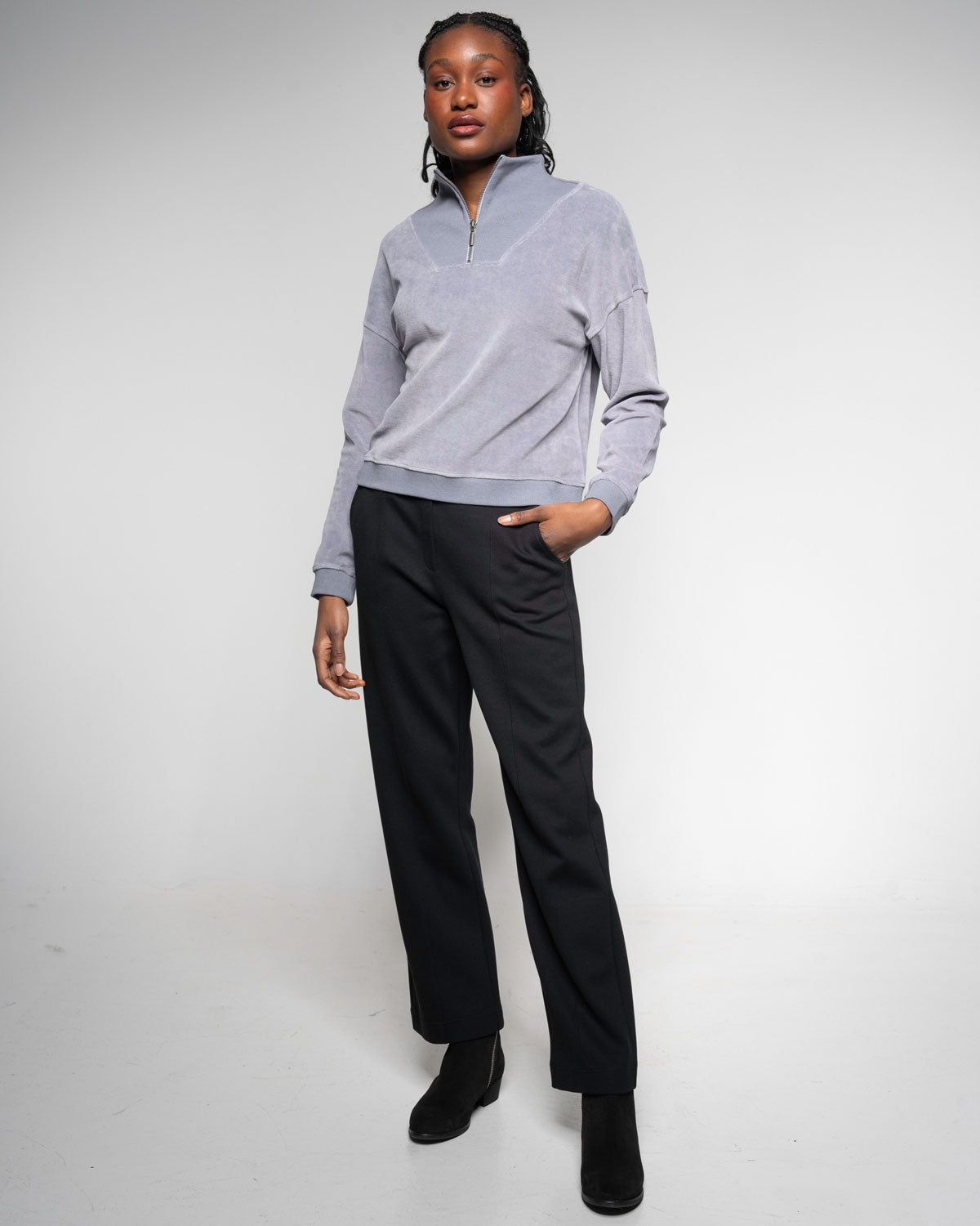 Gabardine Hose in Raven – Detailansicht Stoff #farbe_raven