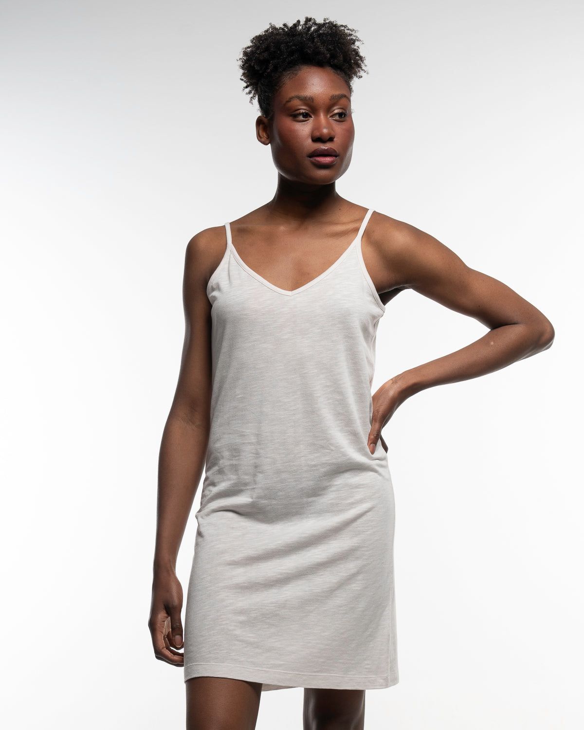 Flamé Dress in Daune – Nahaufnahme #farbe_daune