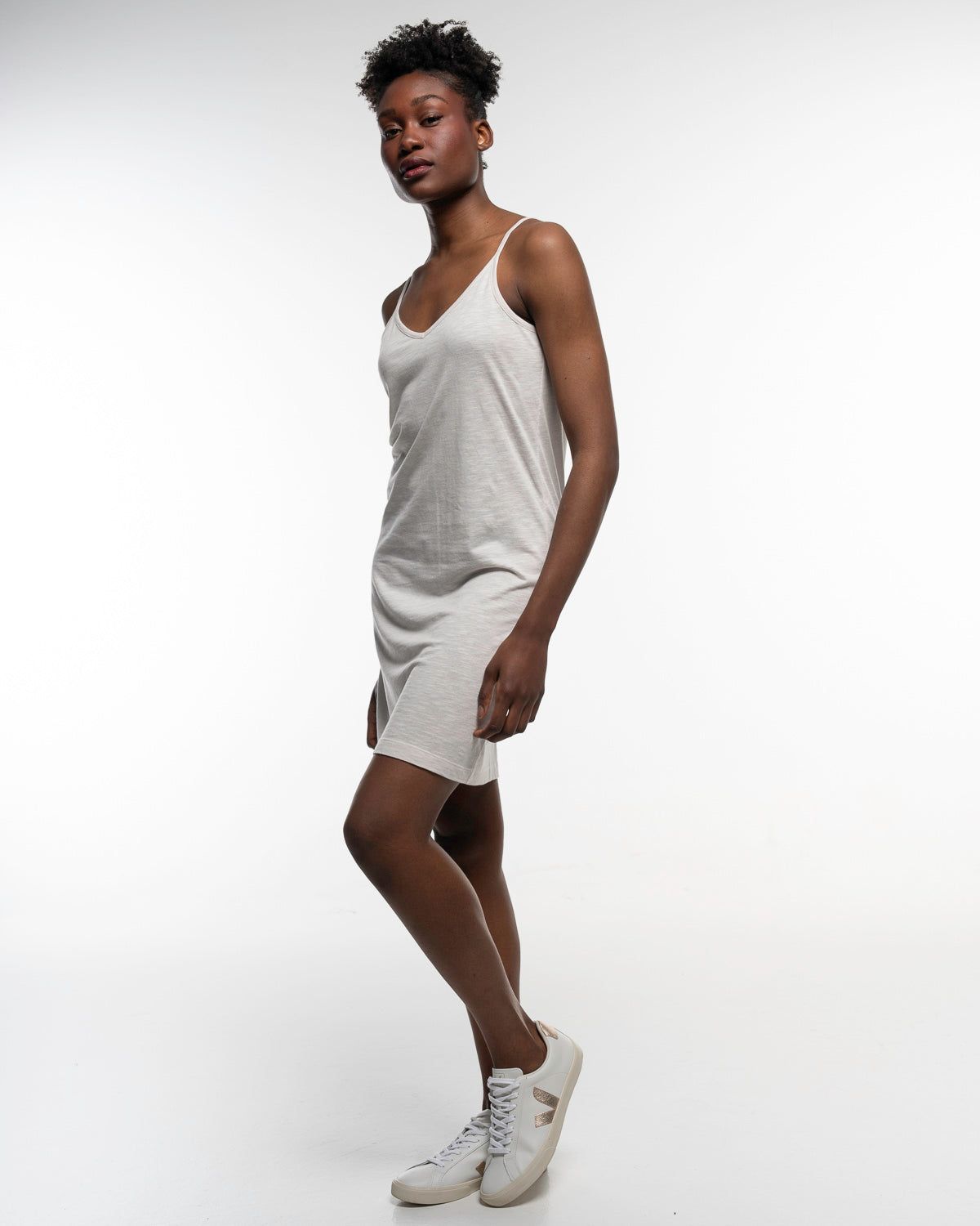Flamé Dress in Daune – Ansicht von vorne #farbe_daune