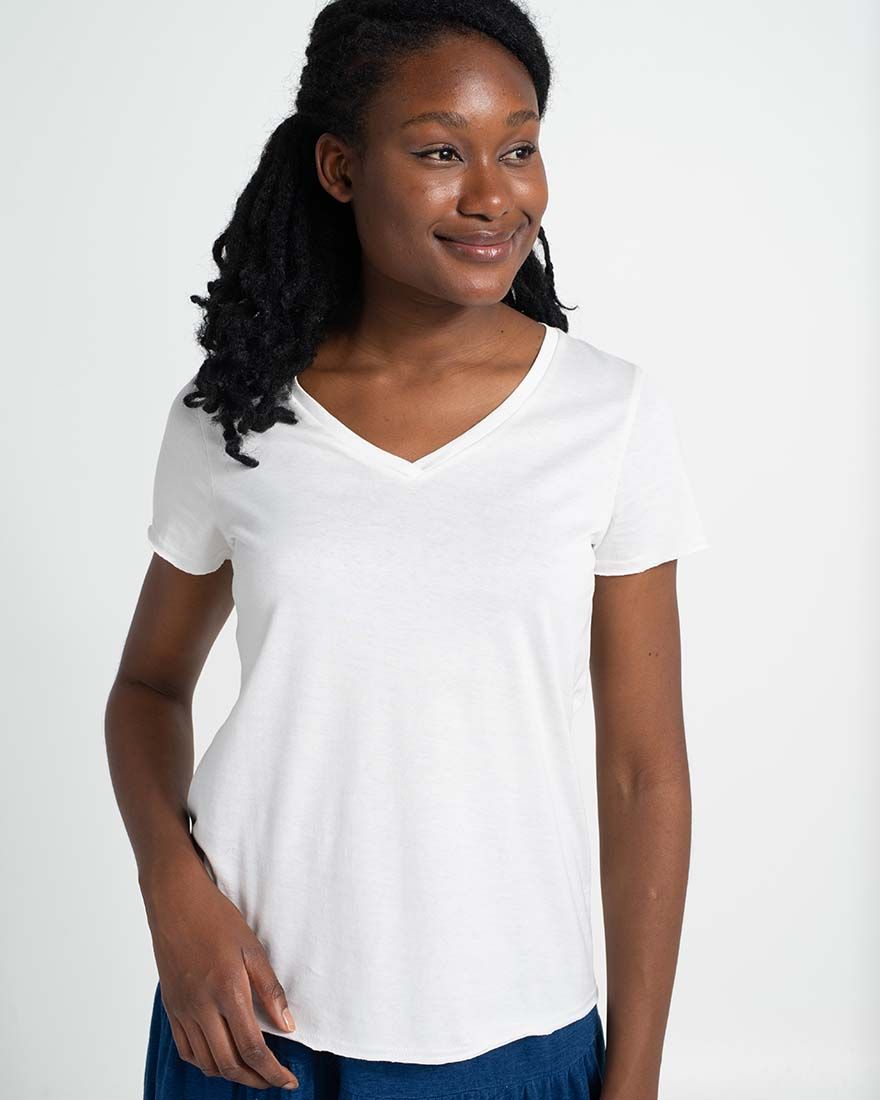V-Neck Shirt in Weiß – Styling-Ansicht #farbe_weiß