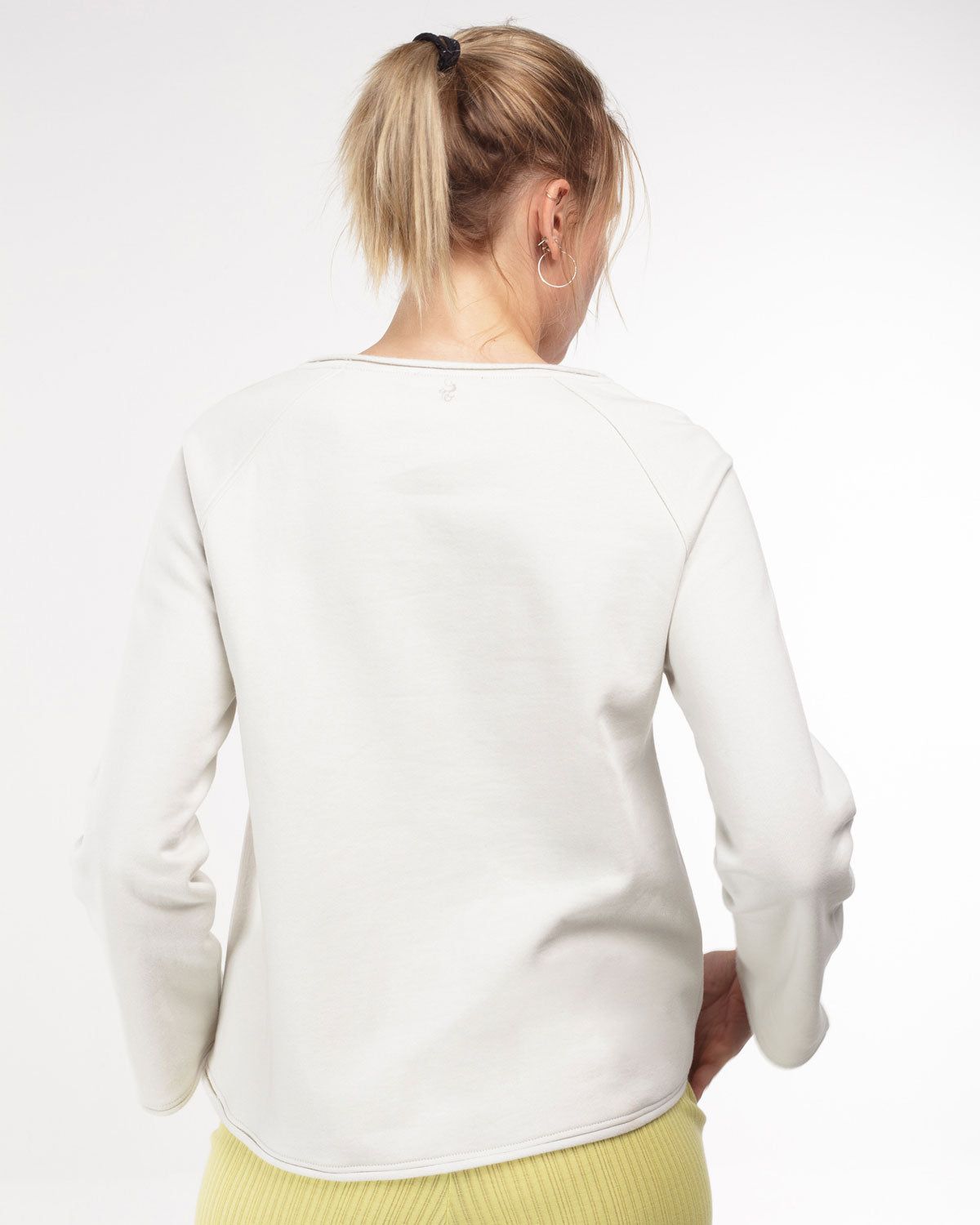 Cosy Sweat in Ecru – Detailaufnahme von hinten #farbe_ecru