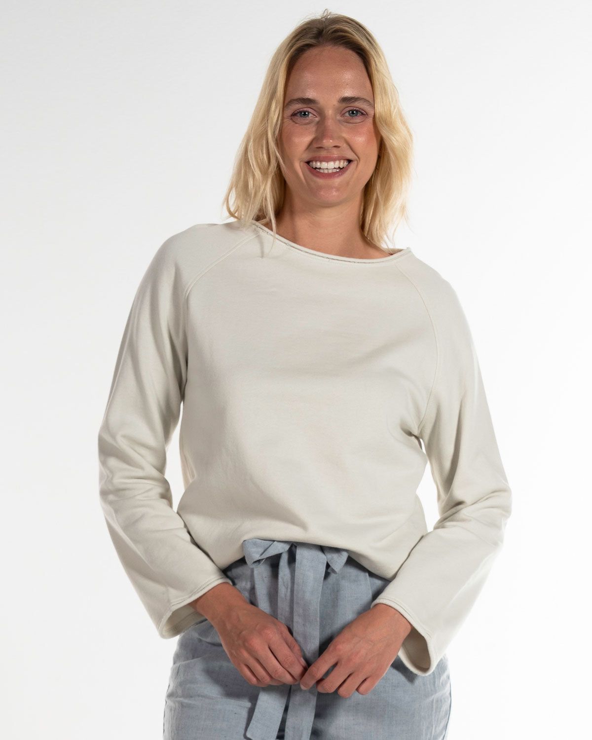 Cosy Sweat in Ecru – Ansicht von vorne #farbe_ecru