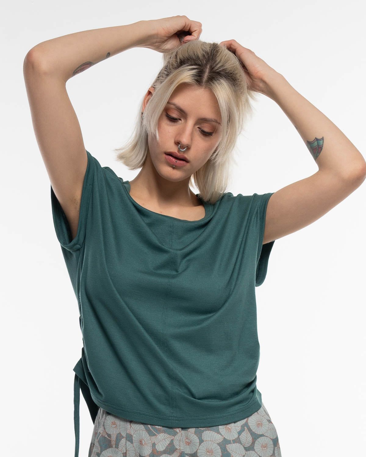 Pique Ruffle Shirt in Botanic – Detailaufnahme myloook #farbe_botanic