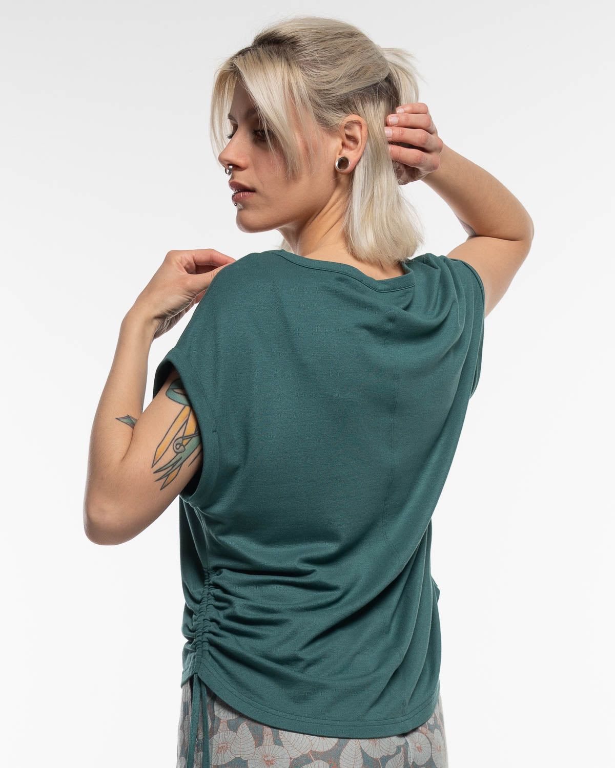 Pique Ruffle Shirt in Botanic – Ansicht von hinten #farbe_botanic