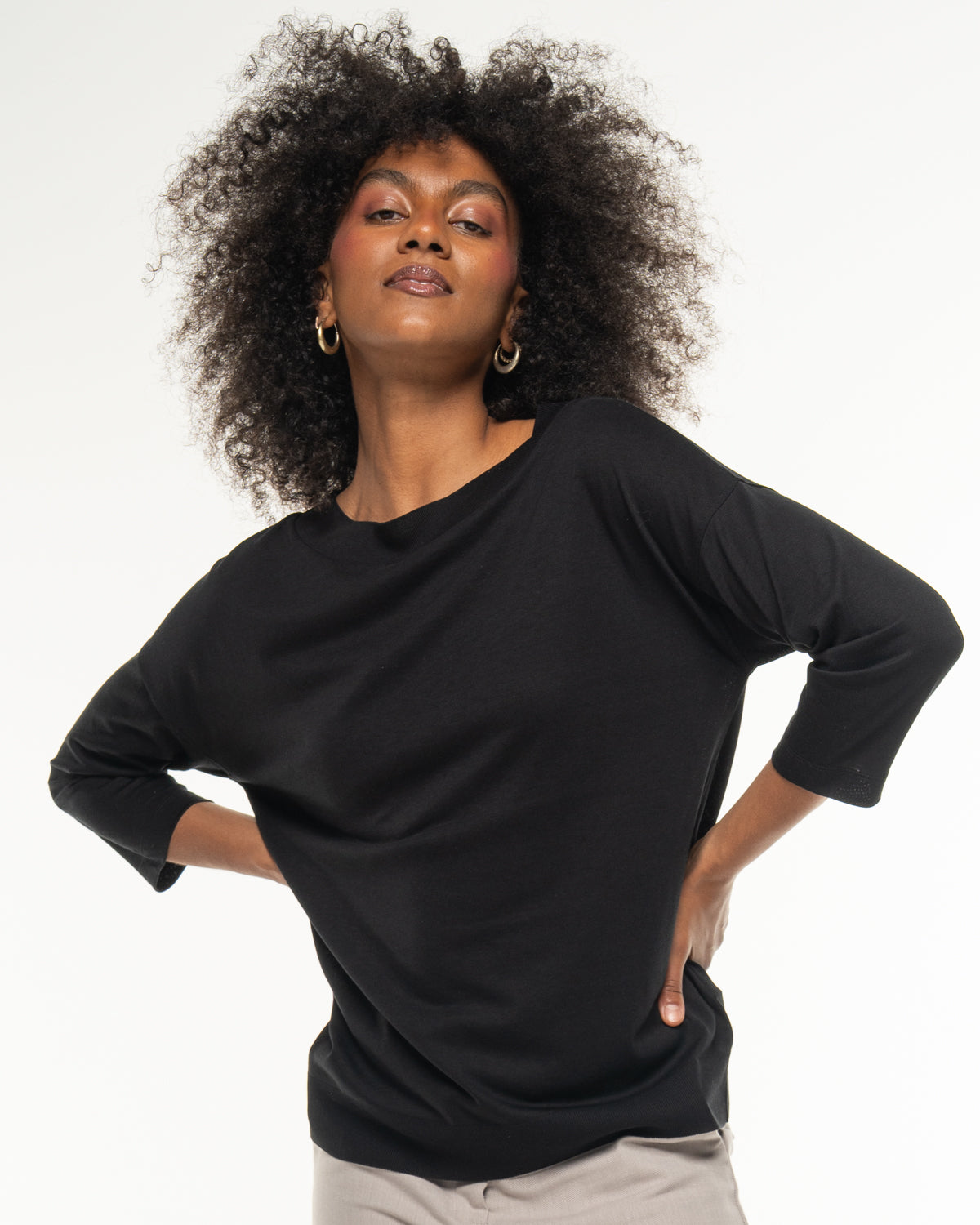 Luxury Shirt von Alma & Lovis in Schwarz, Frontansicht am Model, weiter Ausschnitt und 3/4-Ärmel sichtbar