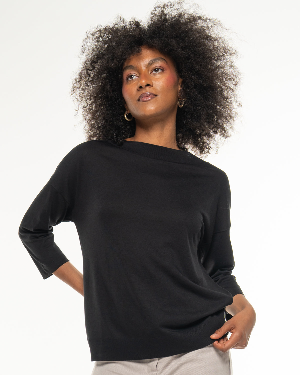 Luxury Shirt von Alma & Lovis in Schwarz, Frontansicht am Model mit überschnittenen Schultern und weitem Ausschnitt