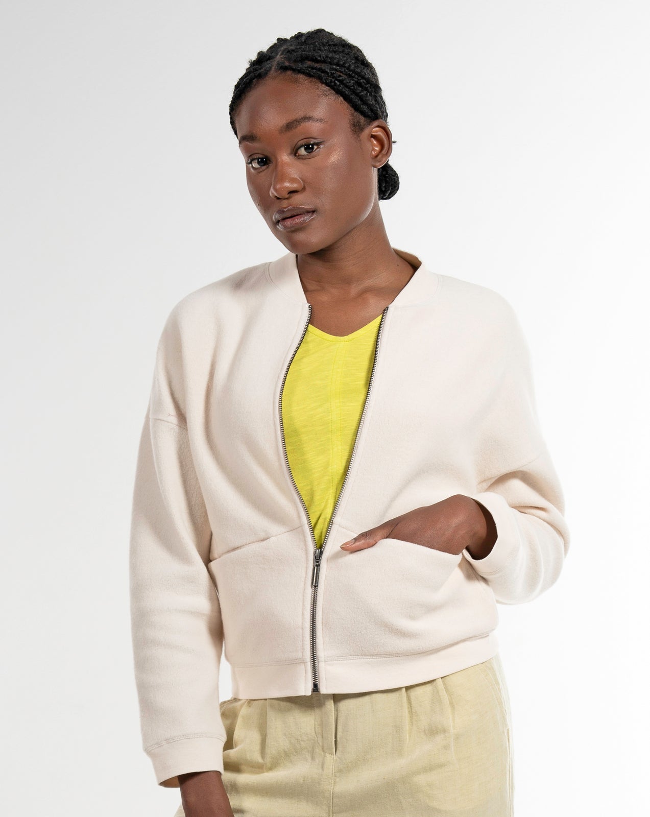 Teddyjacke in Auster – Rückansicht myloook #farbe_auster