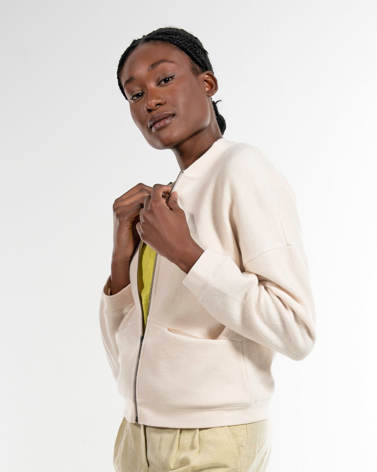 Teddyjacke in Auster – Ganzkörperansicht #farbe_auster