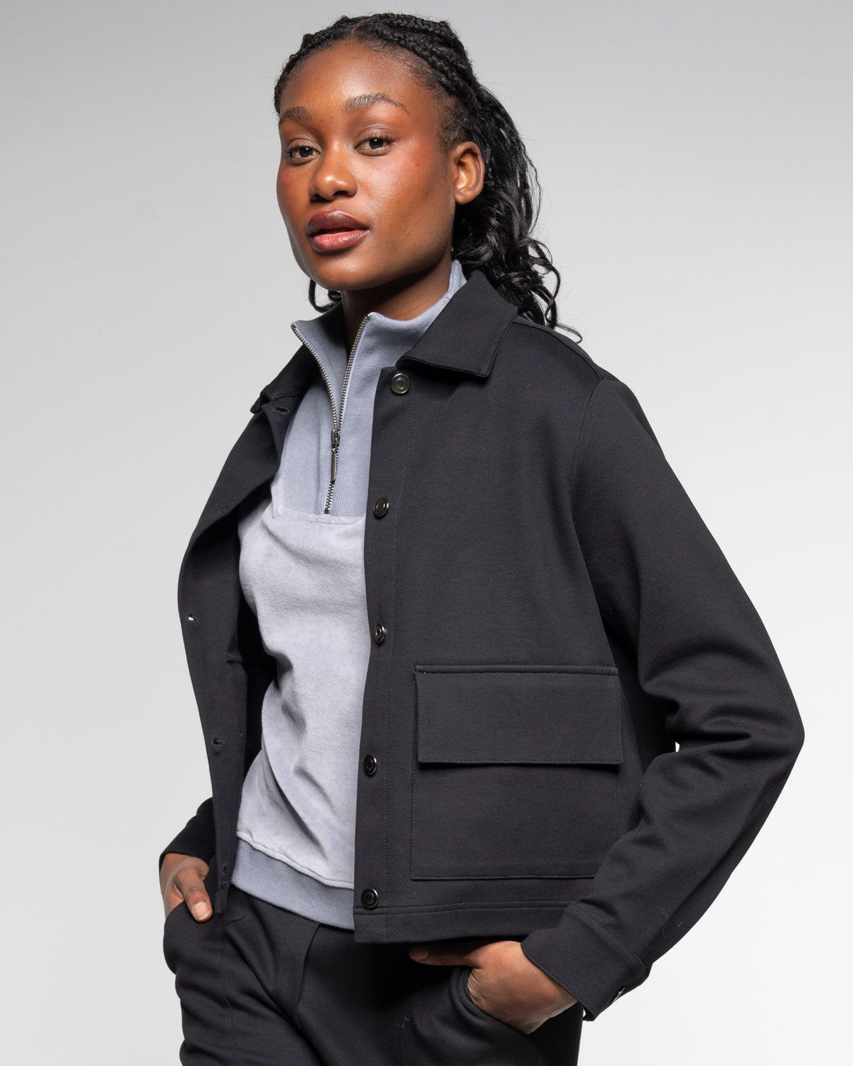Gabardine Jacke in Raven – Halbnahaufnahme #farbe_raven