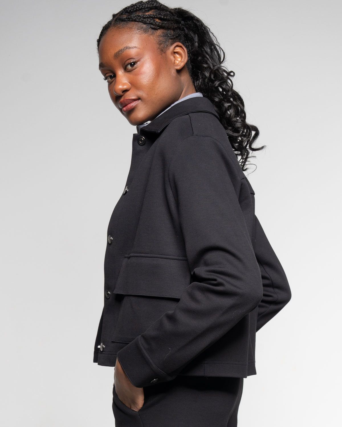 Gabardine Jacke – Detailaufnahme in Raven #farbe_raven