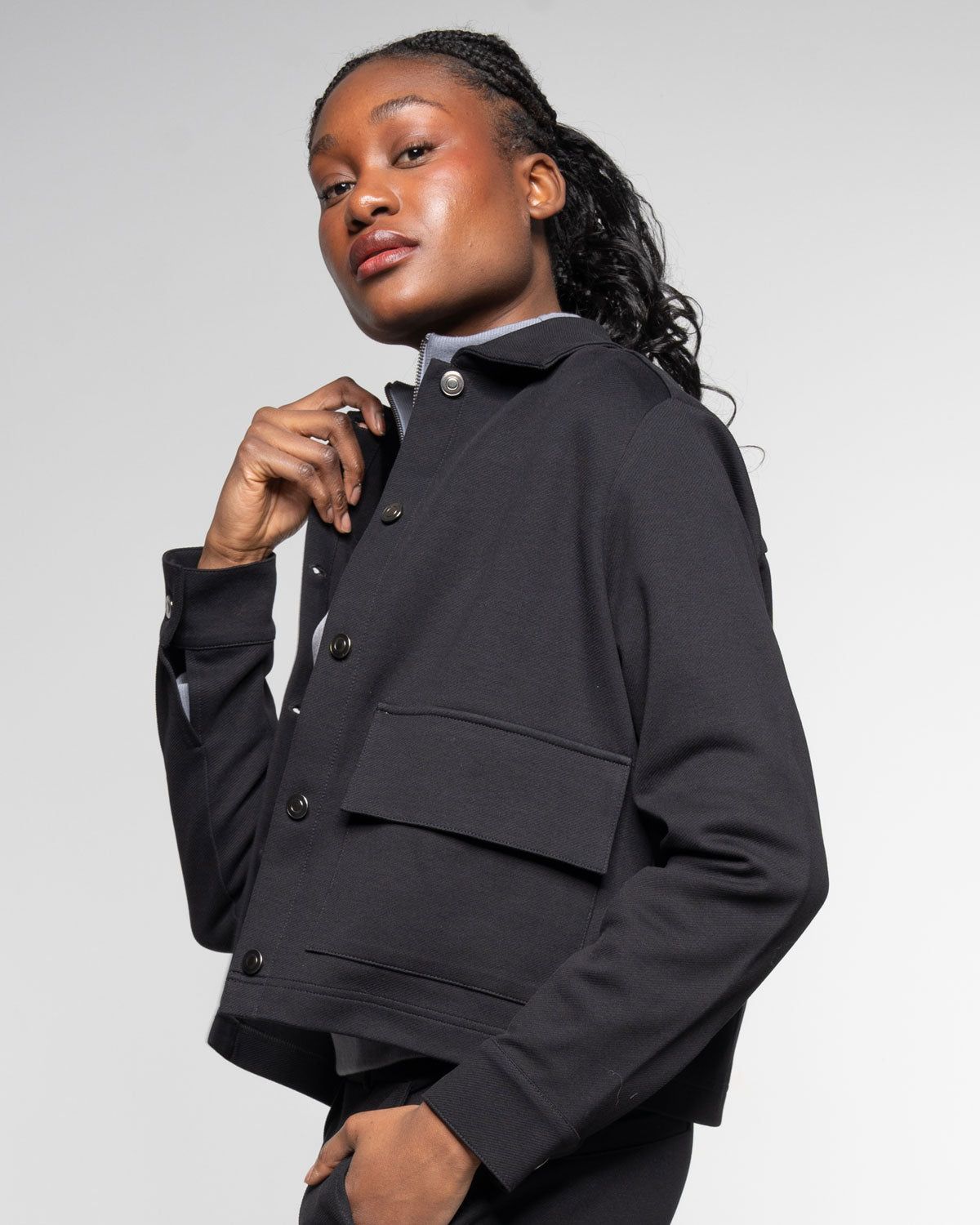 Gabardine Jacke in Raven – Detailansicht #farbe_raven