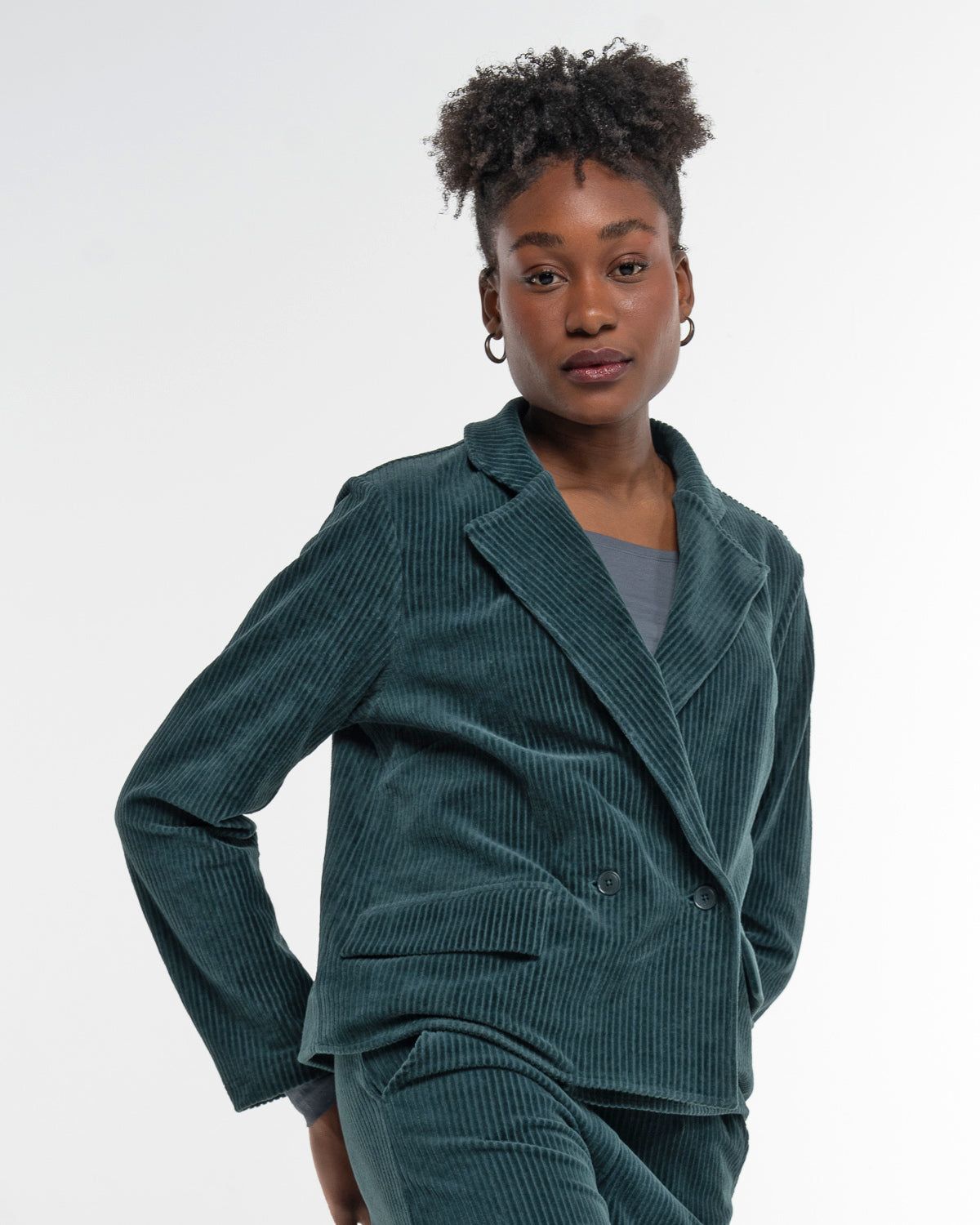 Cord Jacke in Dark Green – Detailaufnahme myloook #farbe_dark green
