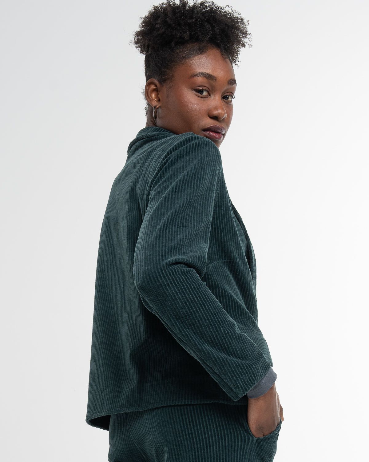 Cord Jacke in Dark Green – Produktfoto #farbe_dark green