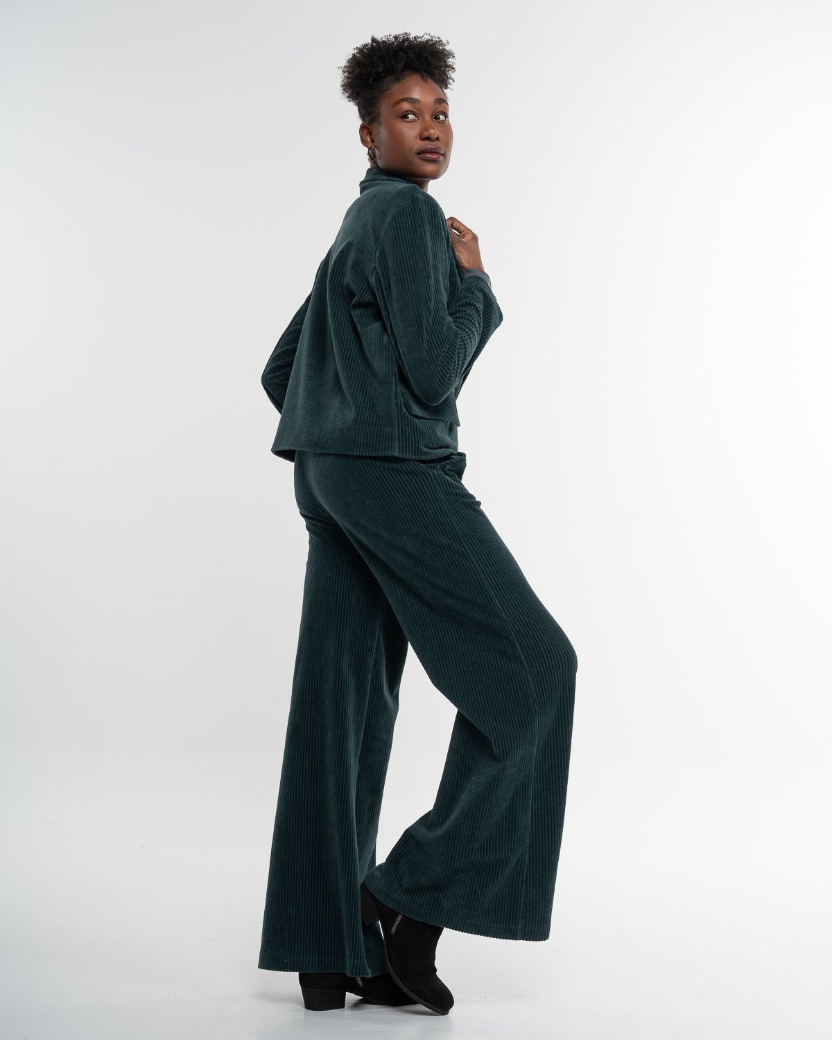 Cord Jacke in Dark Green – seitlich Aufnahme #farbe_dark green
