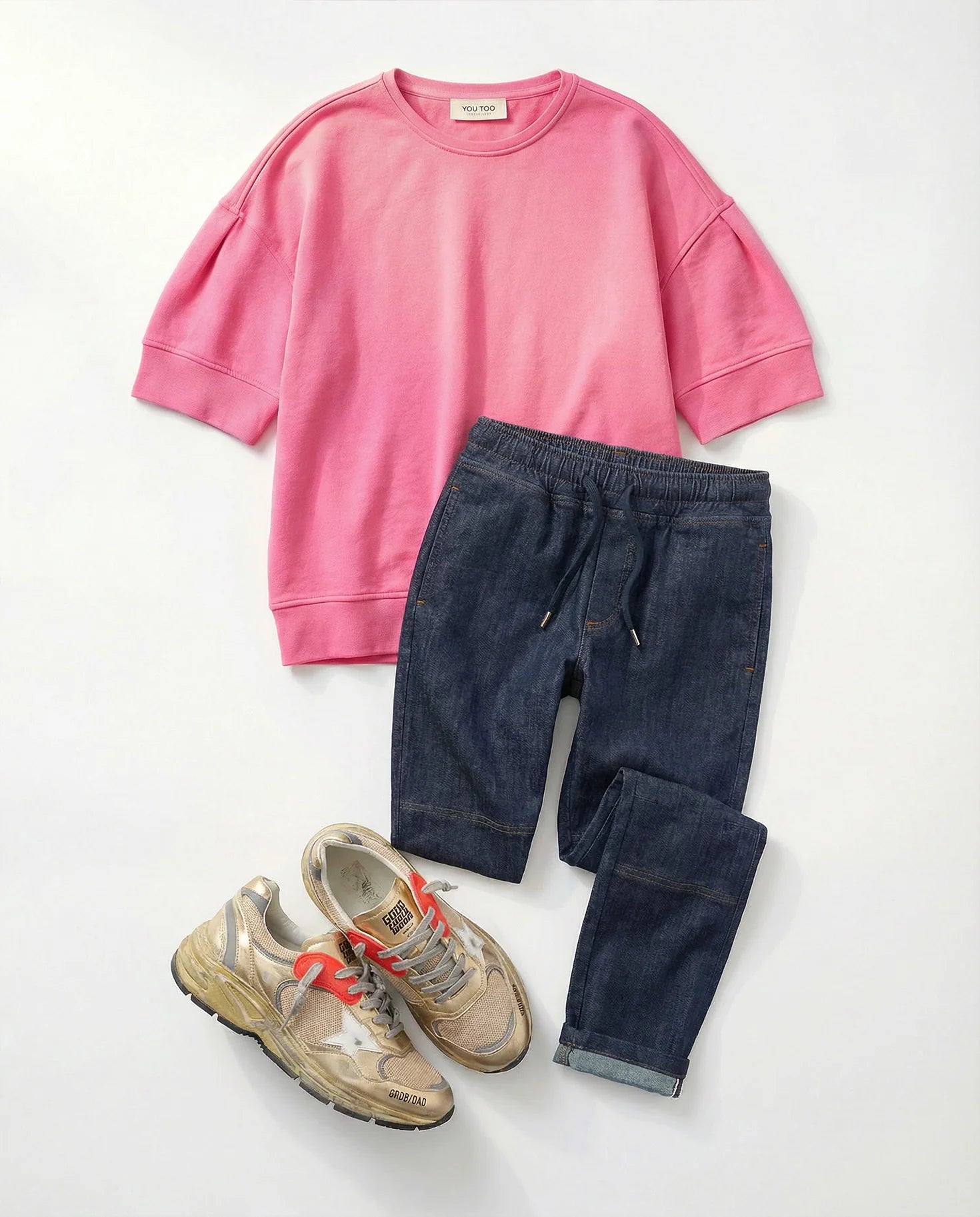 Lia Sweater YOU TOO in Pink, Flatlay mit dunkler Jeans und goldenen Chunky Sneaker #farbe_pink