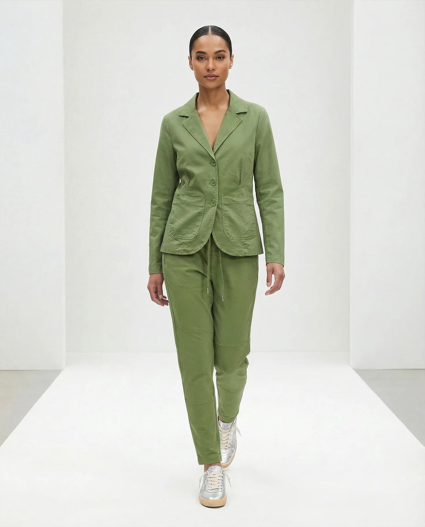 Frau trägt Blazer grün Frontansicht #farbe_pesto