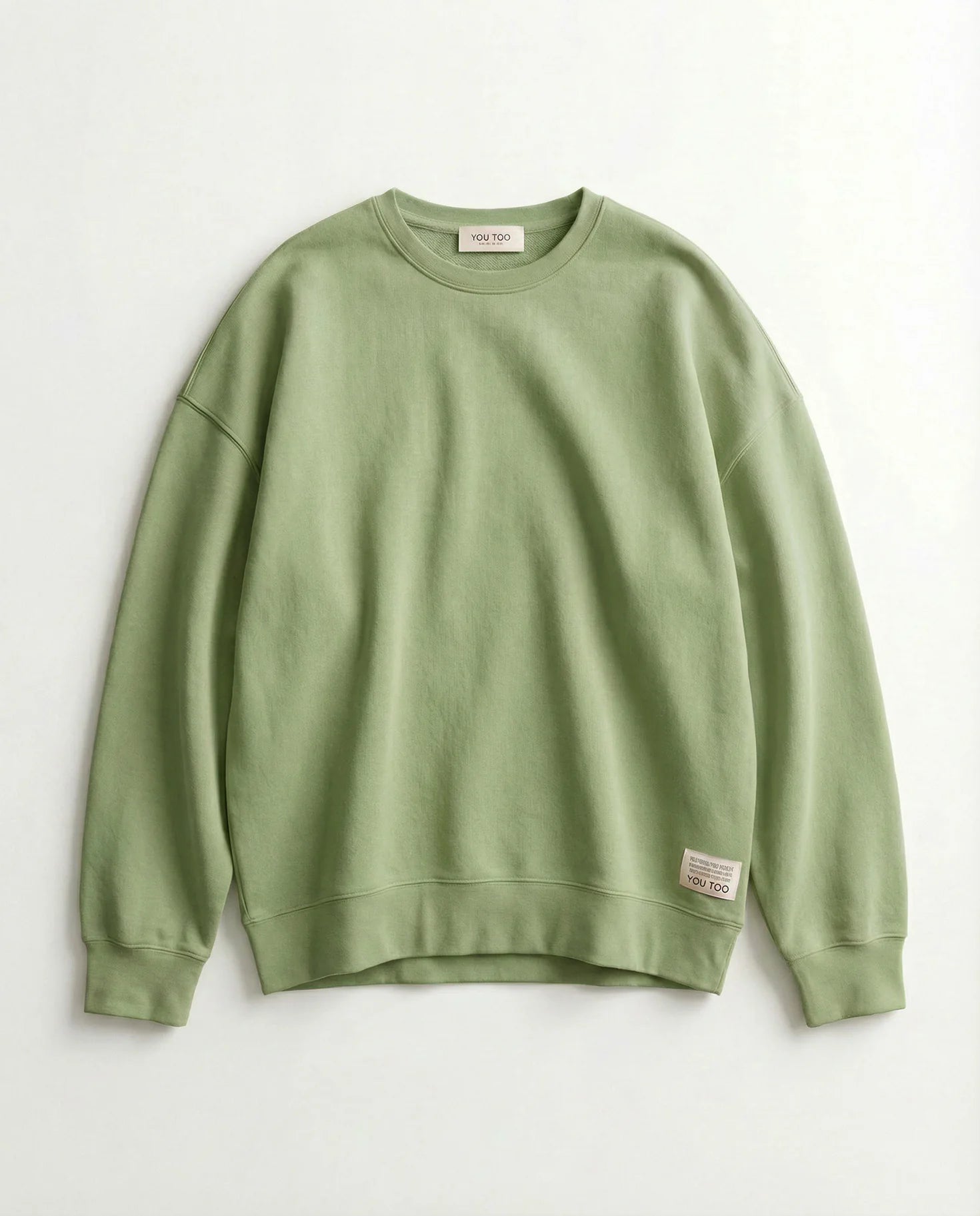 Tessa Patch Sweatshirt YOU TOO in Sage Green, Frontansicht mit Rundhalsausschnitt und aufgenähtem YOU TOO Label #farbe_pesto
