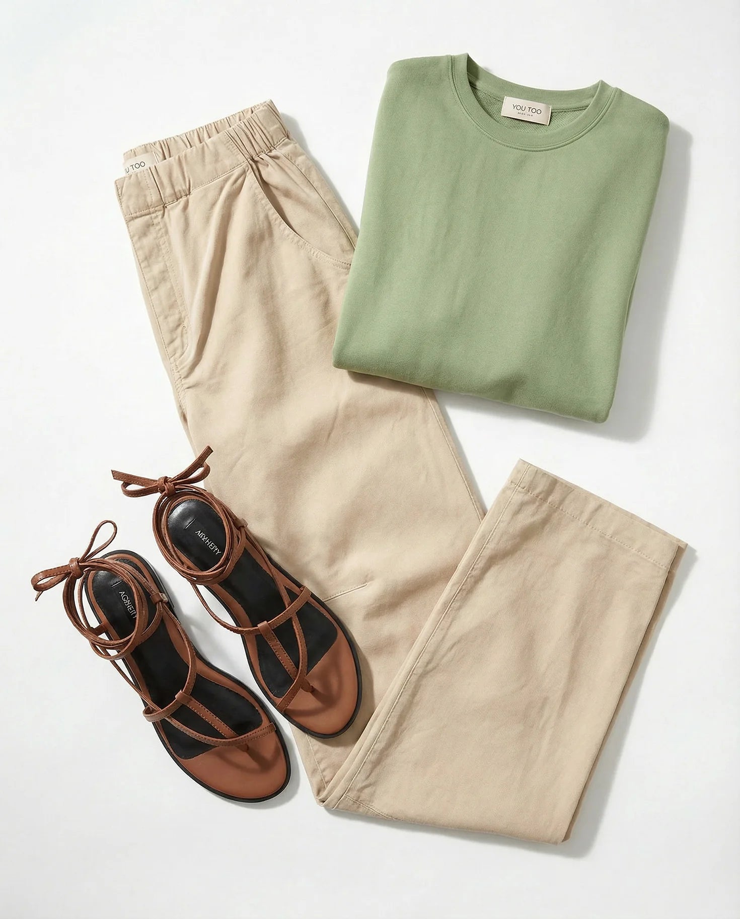 Tessa Patch Sweatshirt YOU TOO in Sage Green, Detailansicht mit Rundhalsausschnitt, lässiger Oversized-Schnitt #farbe_pesto