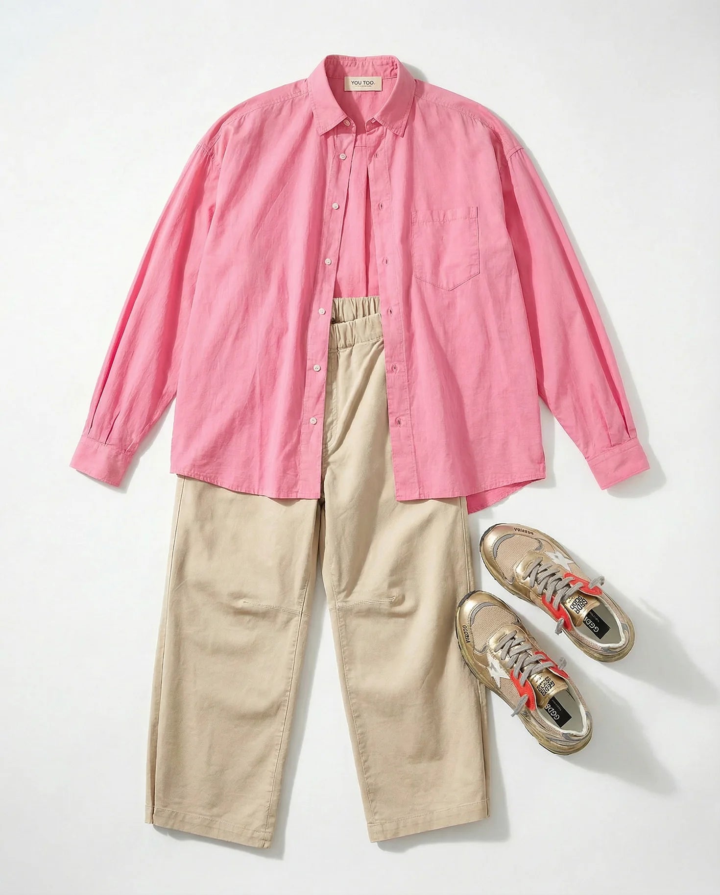 Cleo Blouse YOU TOO in Pink, offen getragen über beiger Hose, Outfit mit goldenen Chunky Sneakers #farbe_pink