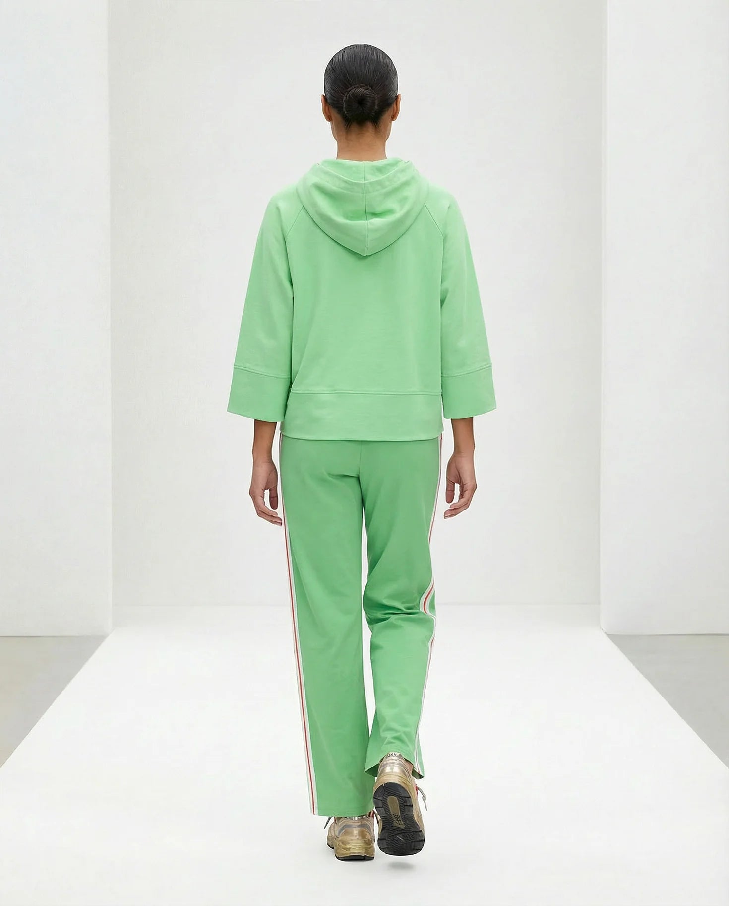 Frau trägt Hose grün Rückansicht #farbe_fresh green