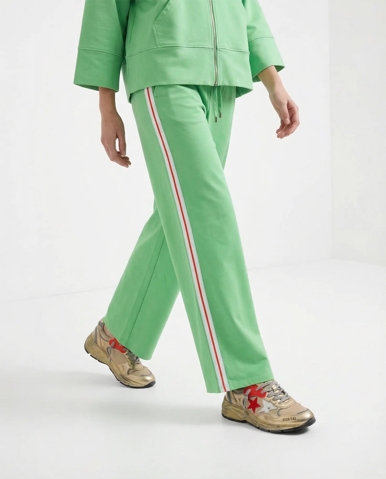 Frau trägt Hose grün seitlich schräge Ansicht #farbe_fresh green
