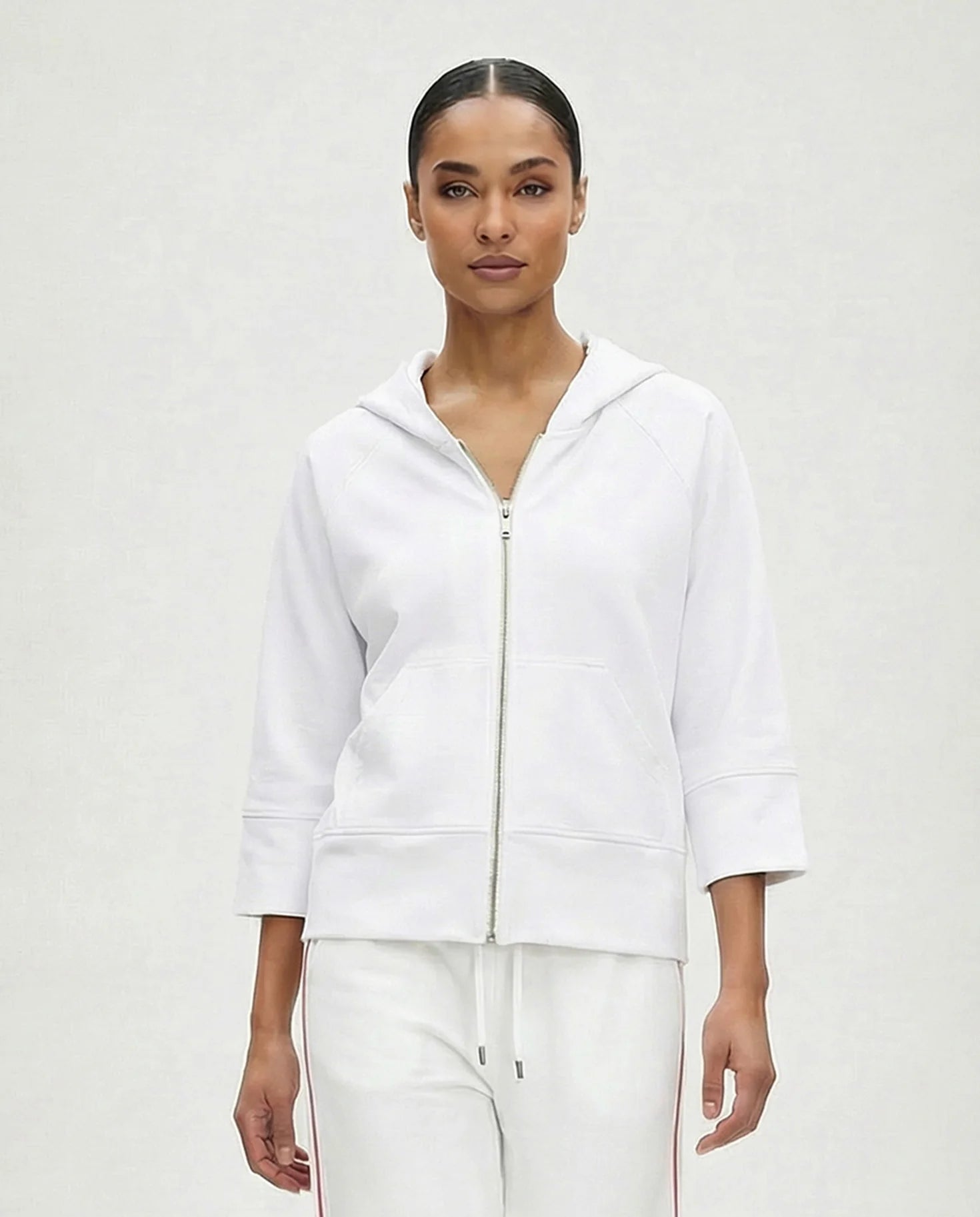 Frau trägt Sweatjacke weiß Frontansicht #farbe_weiß