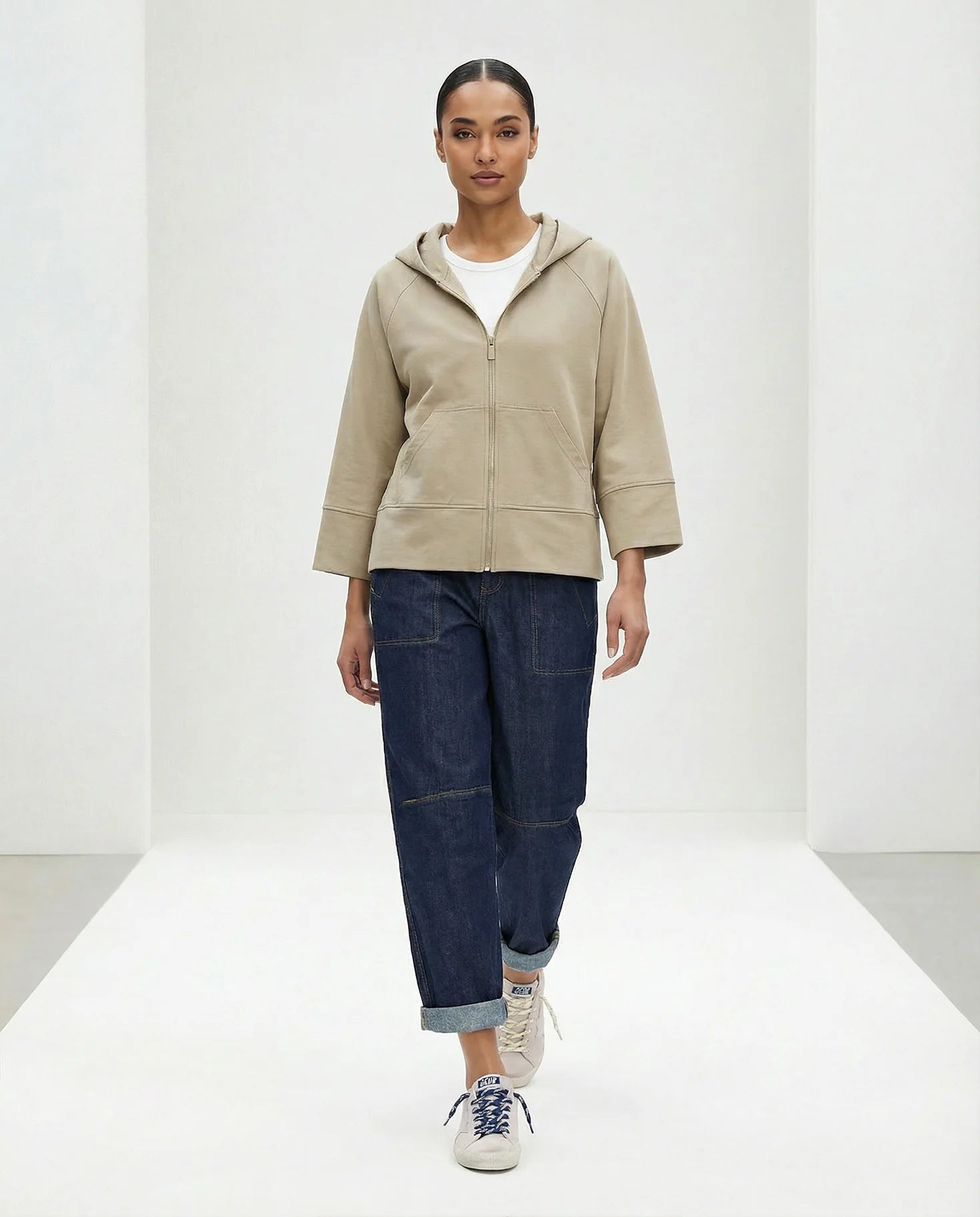 Frau trägt Sweatjacke beige Frontansicht #farbe_fossil