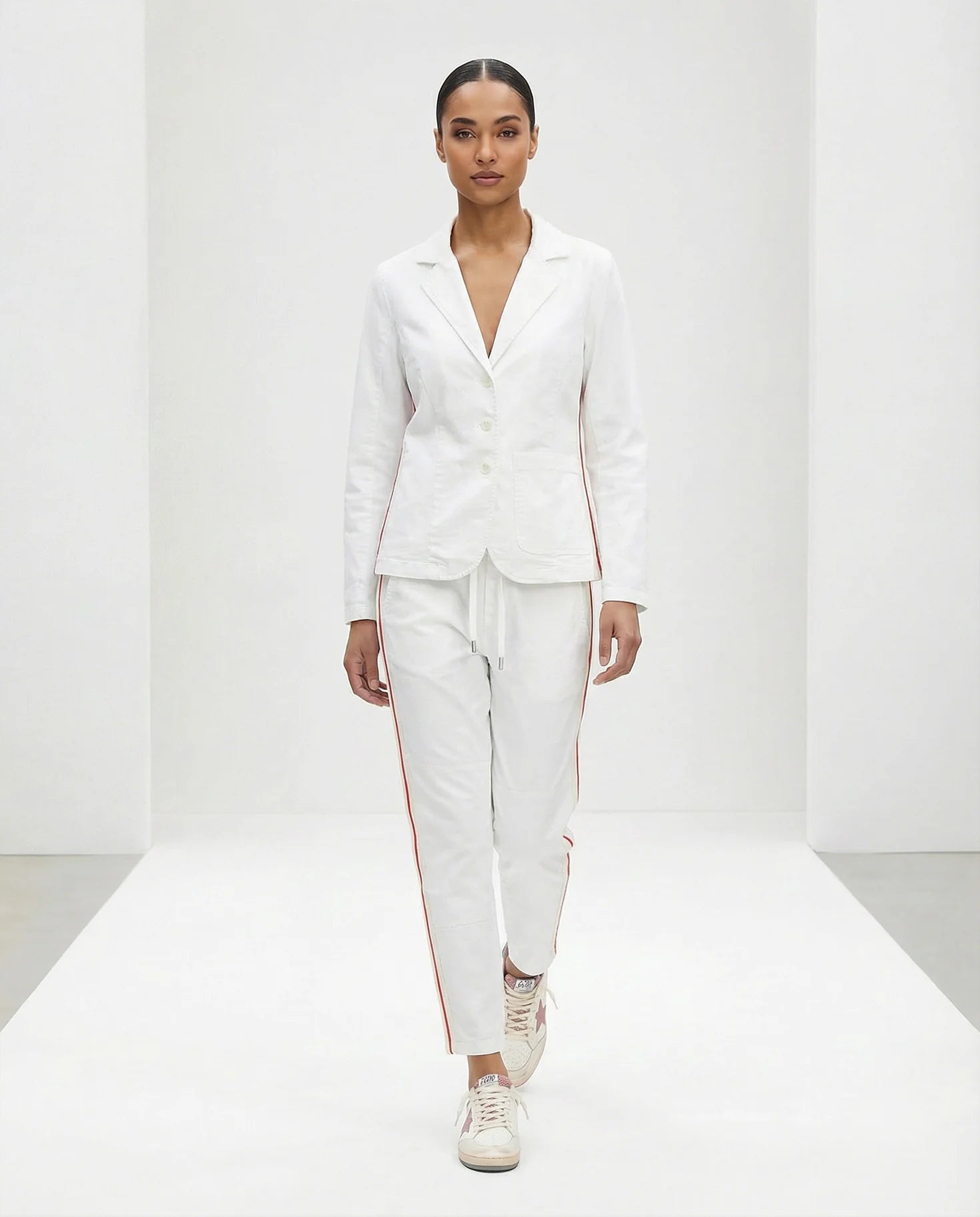 Frau trägt Blazer weiß Frontansicht #farbe_white stripe