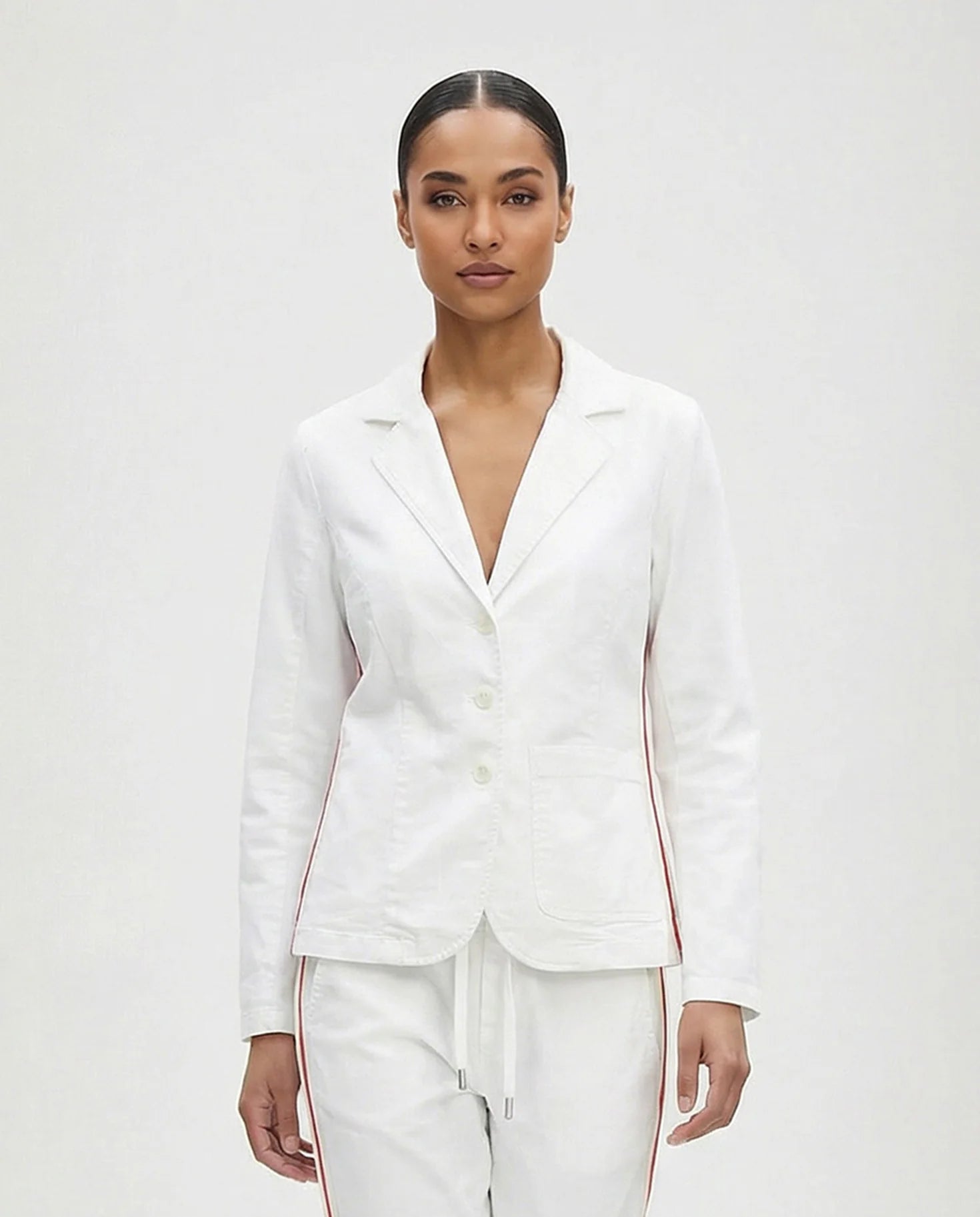 Frau trägt Blazer weiß Frontansicht #farbe_white stripe