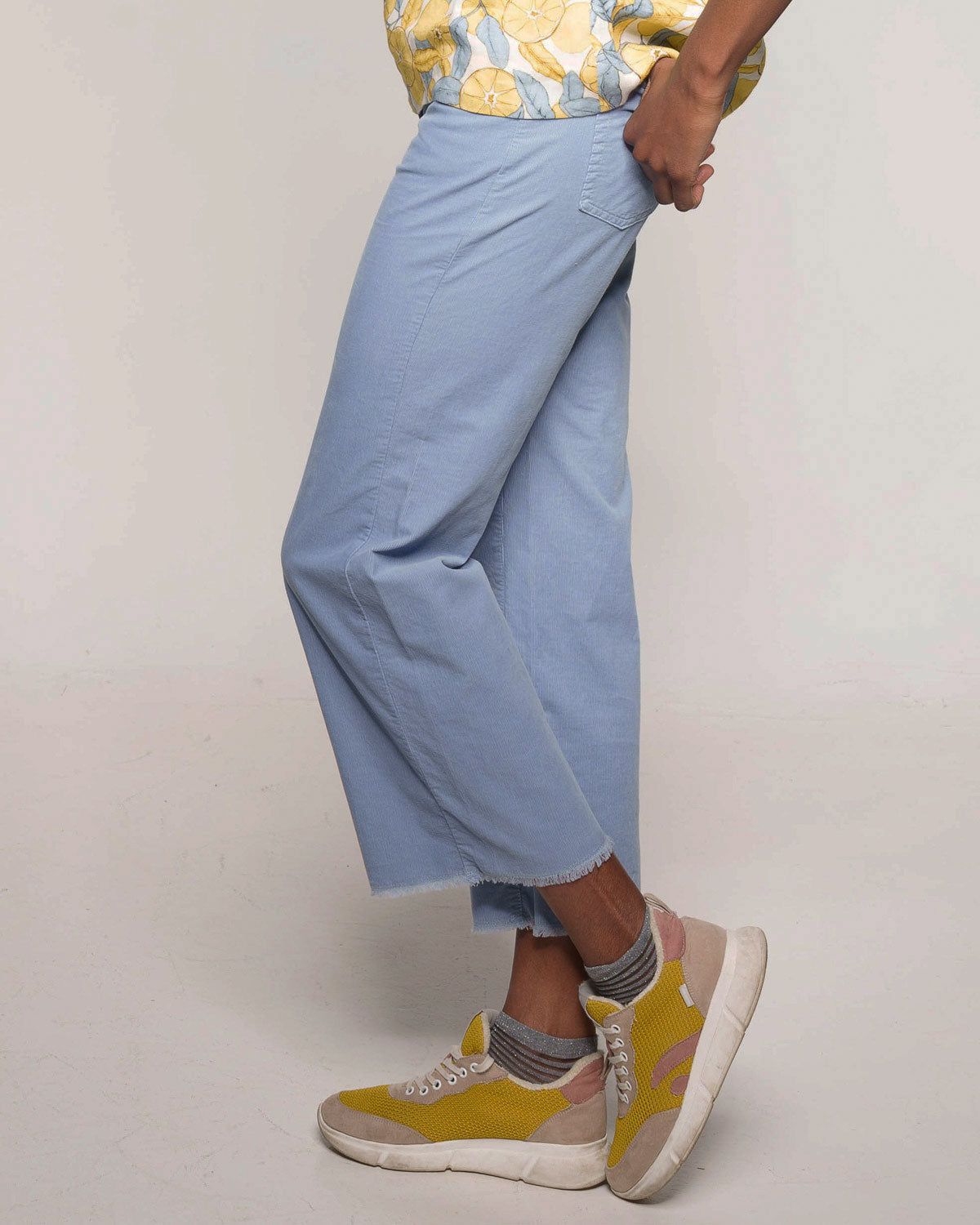 Frau trägt eine hellblaue Cordhose