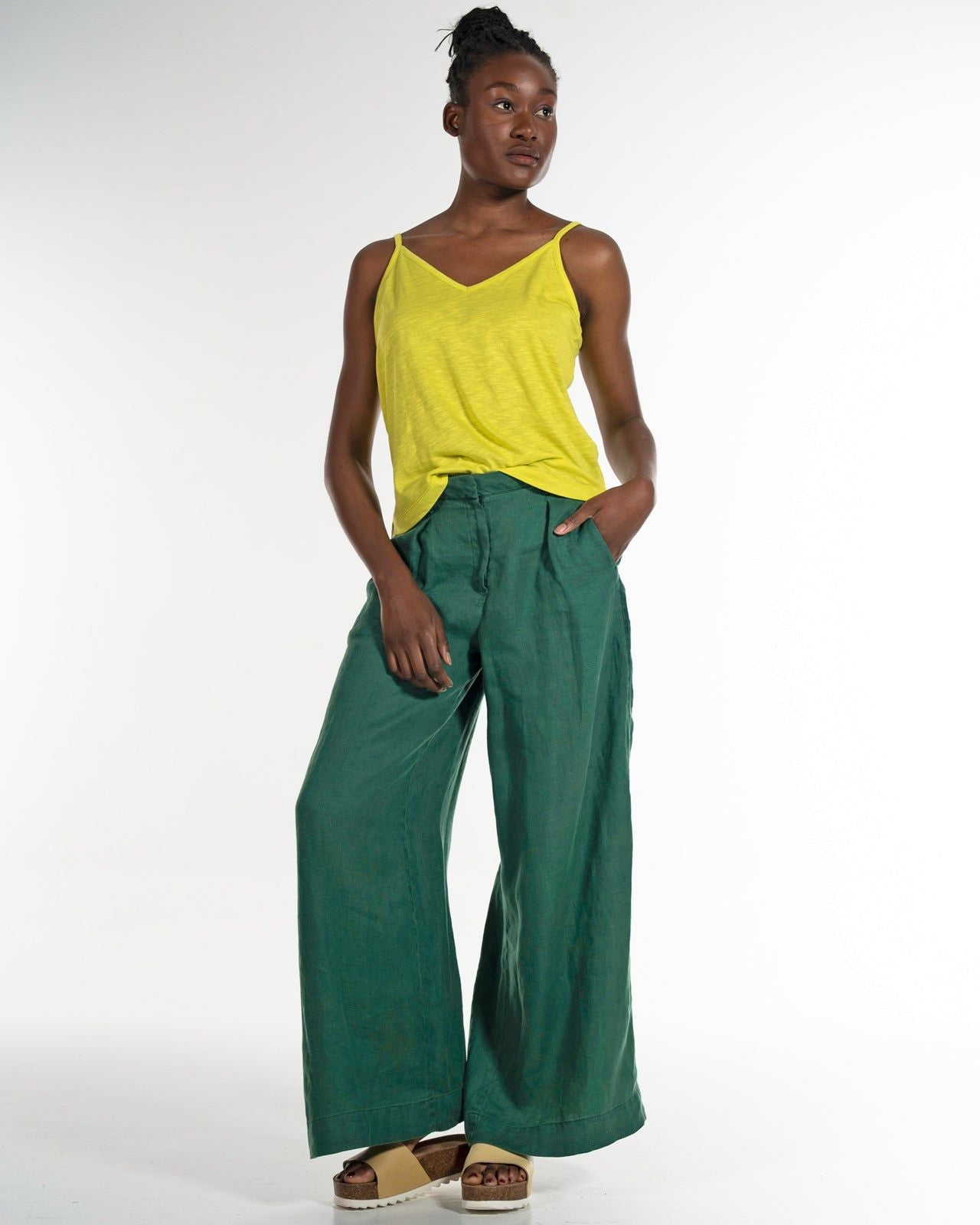 Marlene Hose Leinen in Smaragd – Styling-Ansicht myloook #farbe_Smaragd
