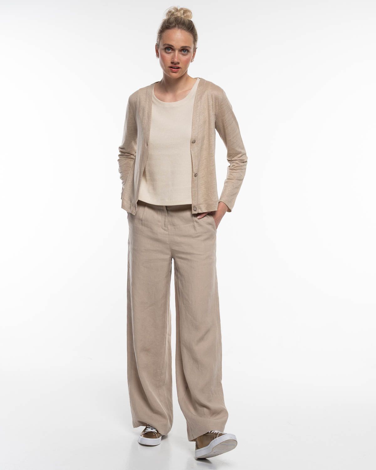 Marlene Hose Leinen – Nahaufnahme in Humus #farbe_Humus