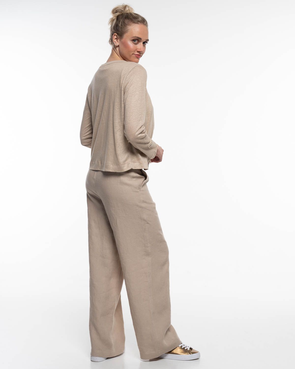 Marlene Hose Leinen in Humus – Produktfoto myloook #farbe_Humus