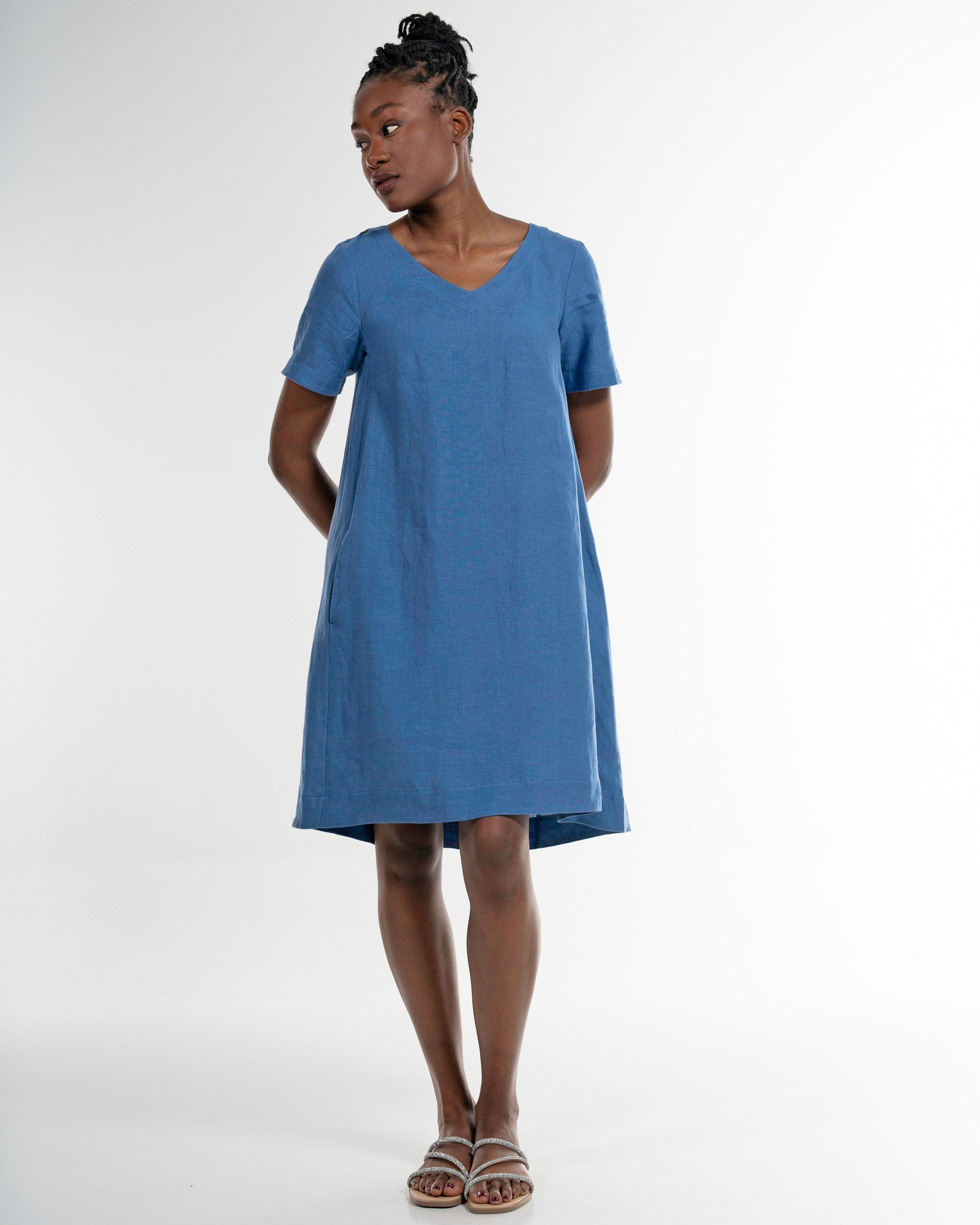 Leinen V-Neck Dress in Blau – Rückansicht myloook #farbe_blau