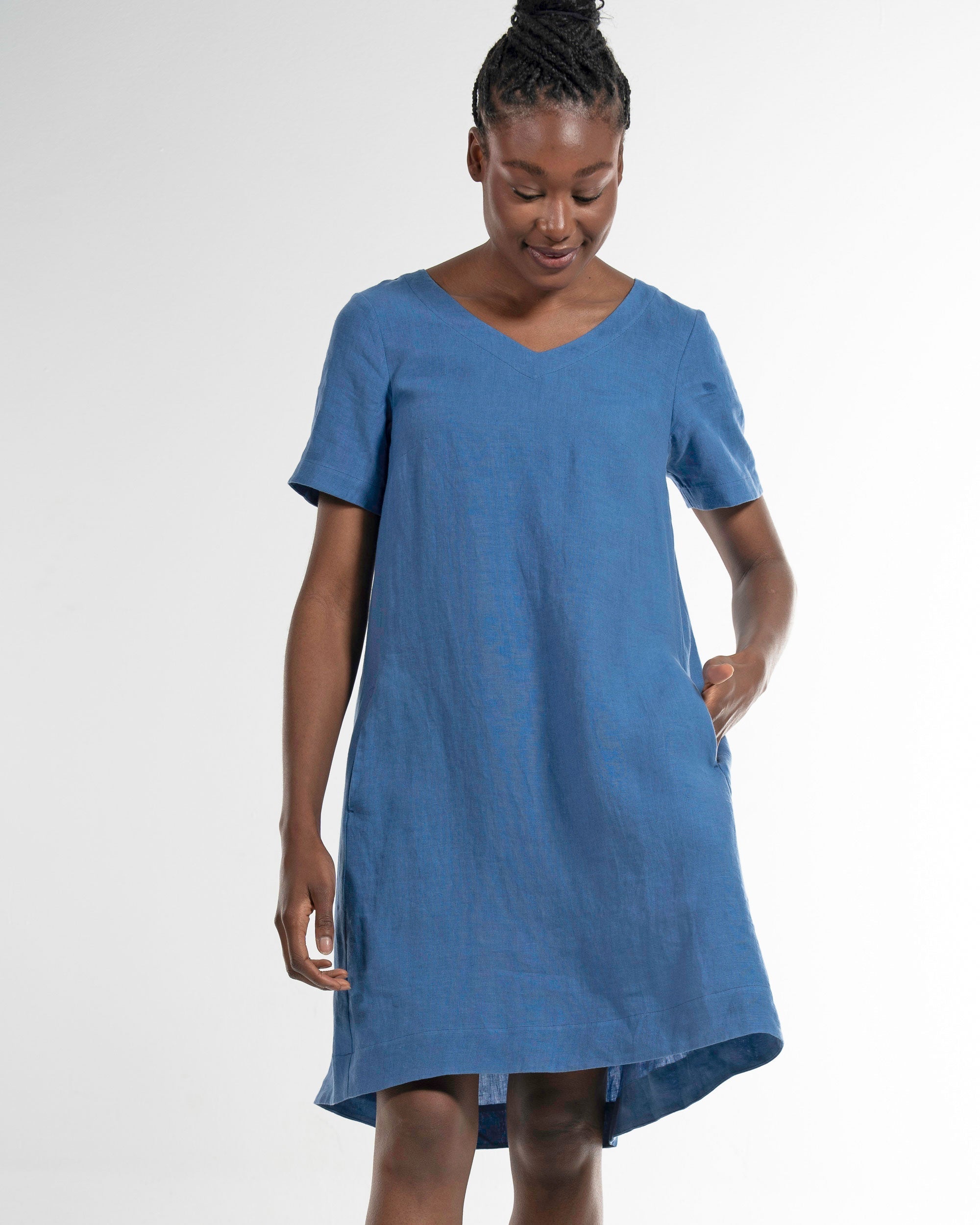 Leinen V-Neck Dress – Ansicht von hinten in Blau #farbe_blau